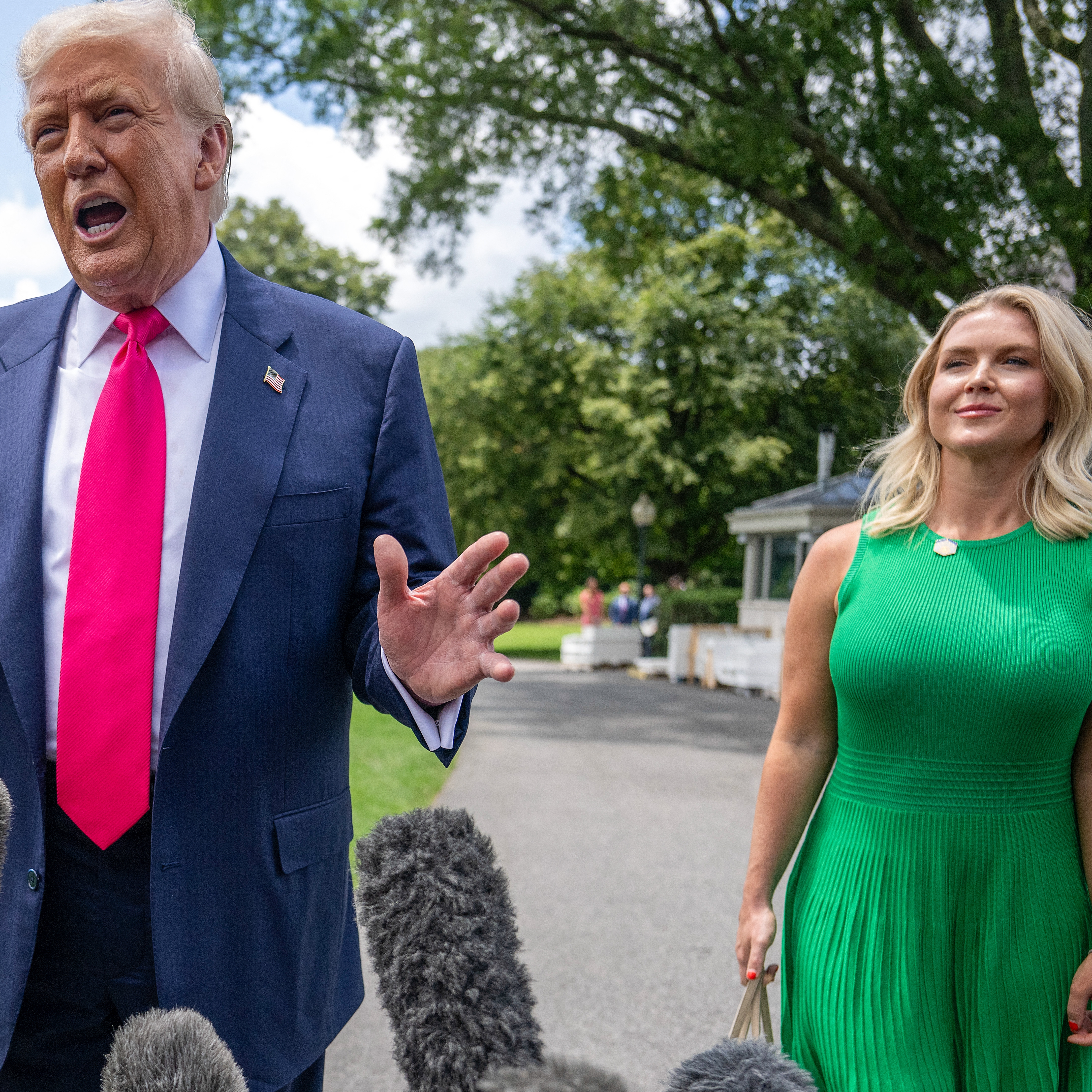 karoline leavitt green dress controversy Karoline Leavitt Confuses White House For Easter Dinner With Outdated  Pastel Look