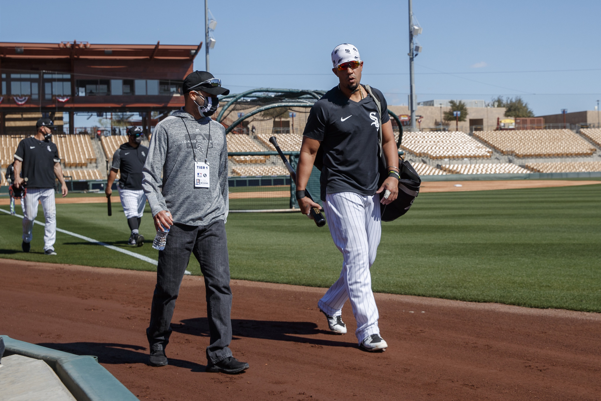 White Sox' Yoan Moncada exits Cactus League game with stiffness in lower  back - Chicago Sun-Times