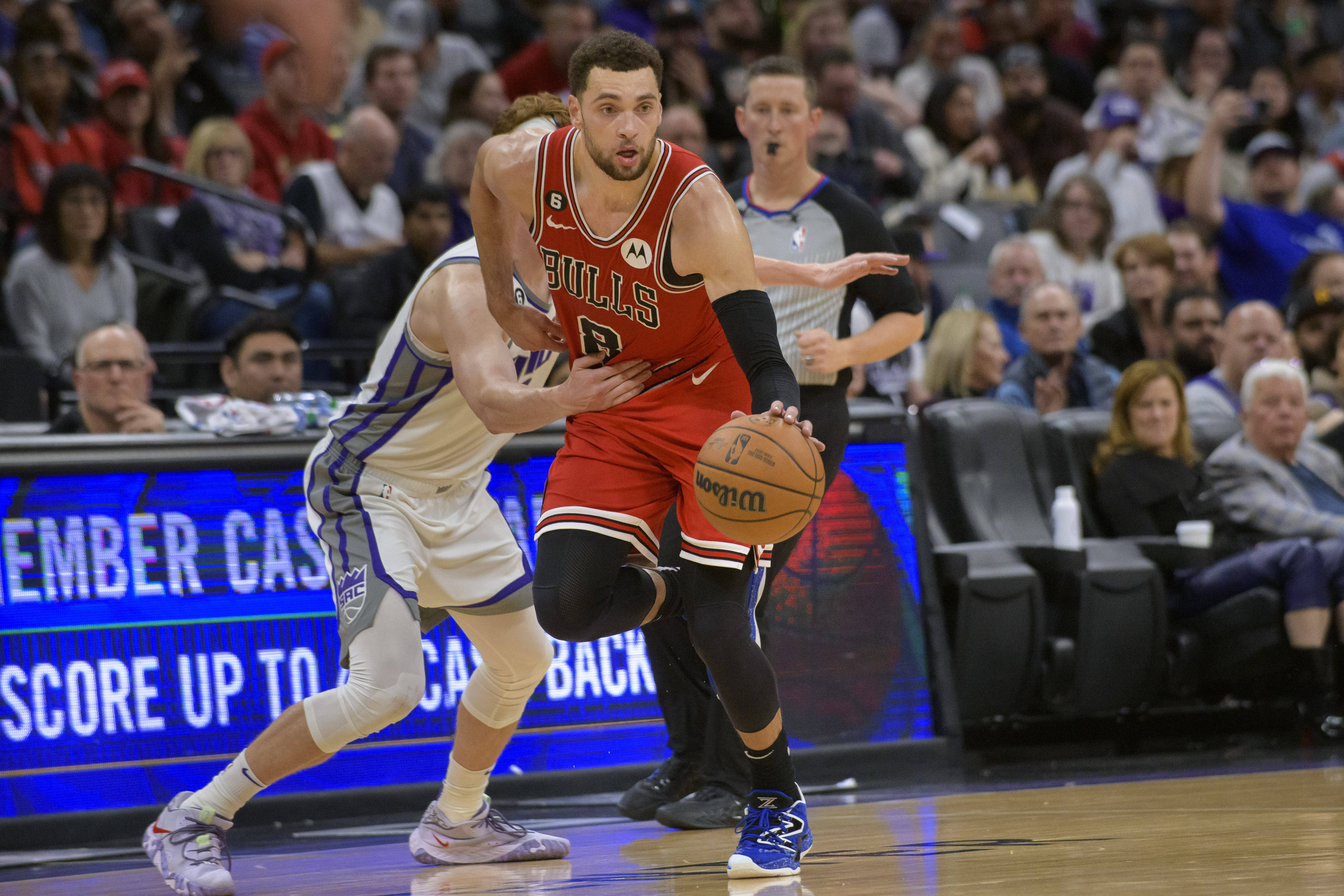 Bulls' Zach LaVine (knee) misses team's season-opening win - ABC7