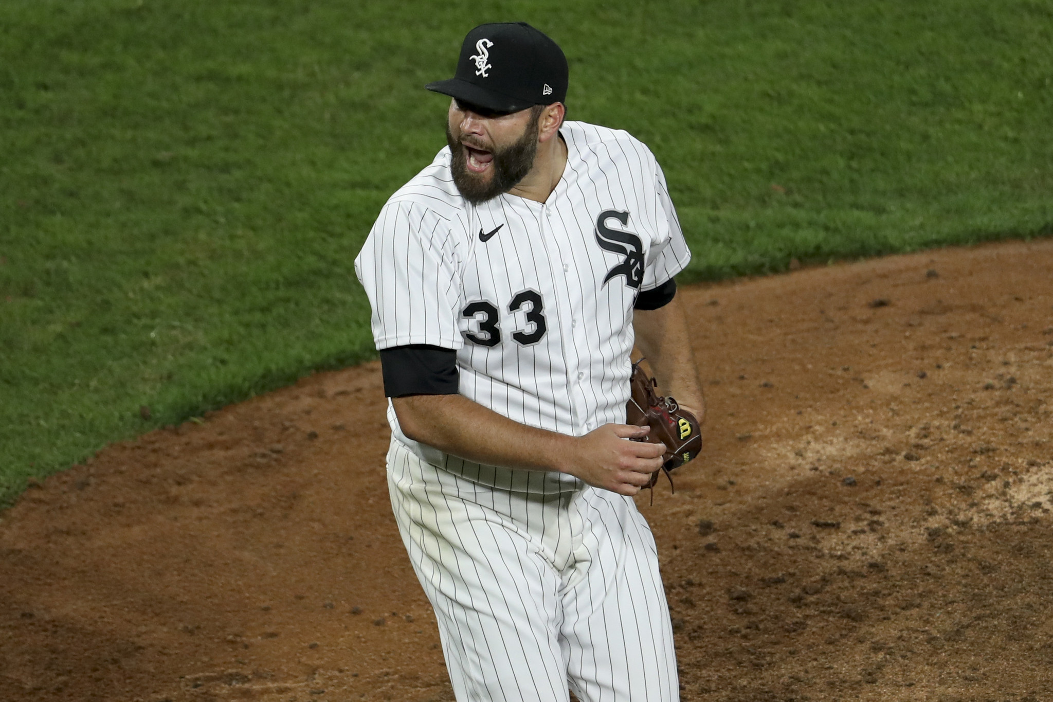Column: Weather doesn't dampen mood of Chicago White Sox fans
