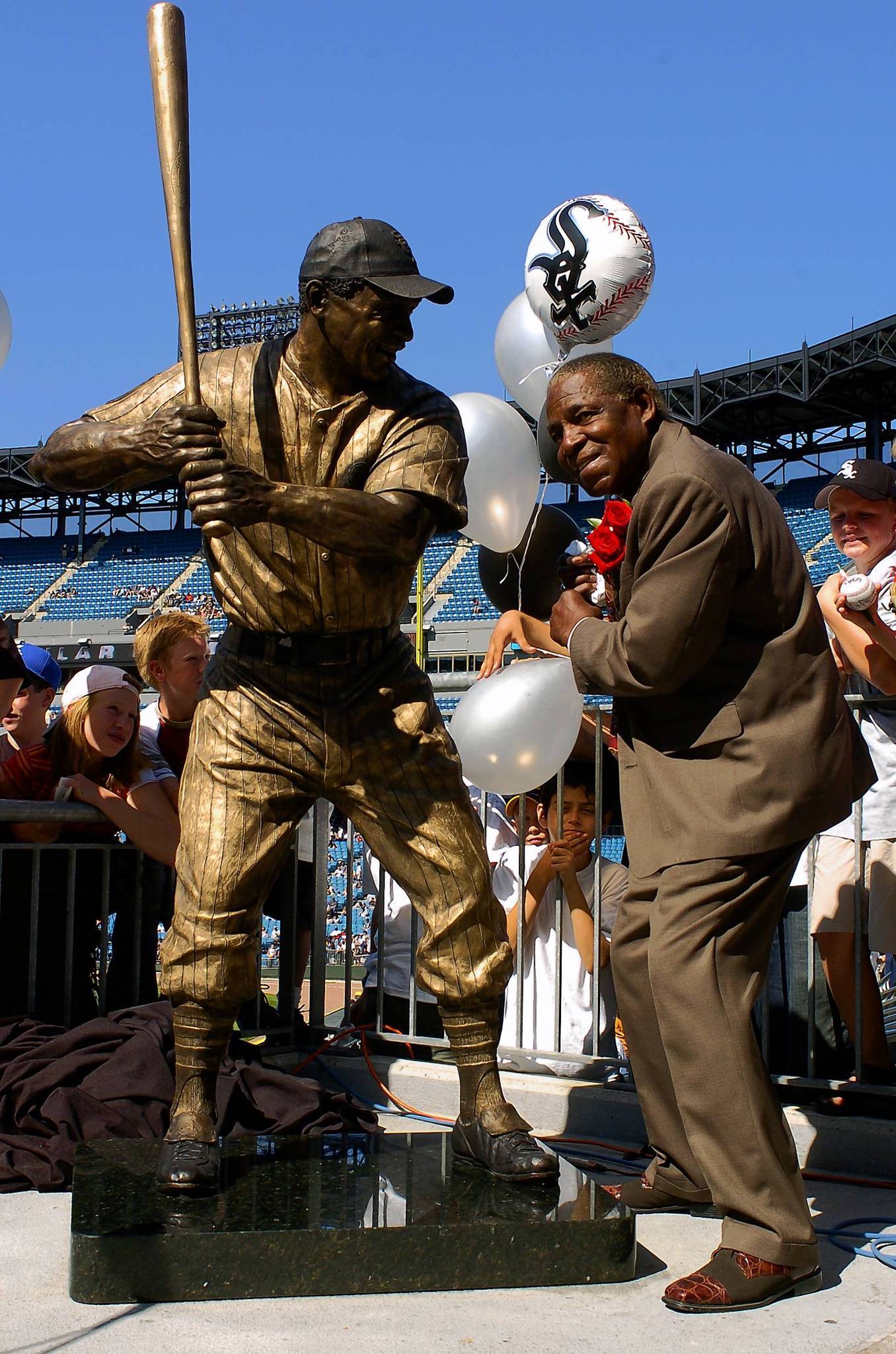 White Sox, Cubs to honor Minnie Minoso, Ernie Banks with throwback