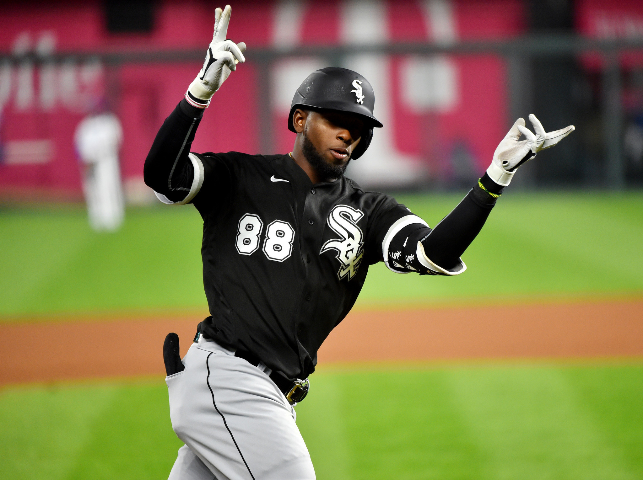 Chicago White Sox hit 3 homers in 11-6 win over Royals