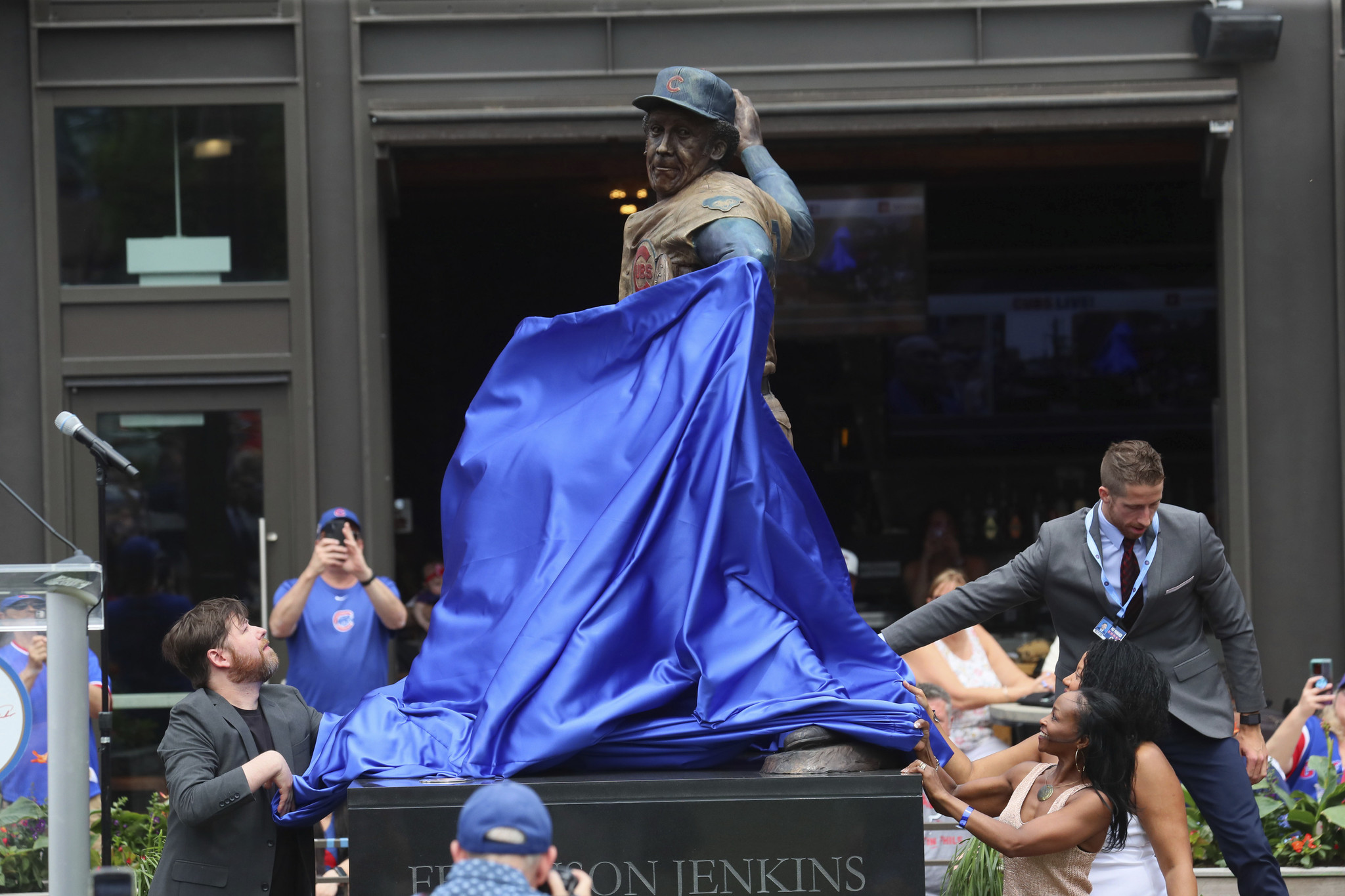 Chicago Cubs unveil statue of Hall of Fame pitcher Fergie Jenkins outside  Wrigley Field - ESPN