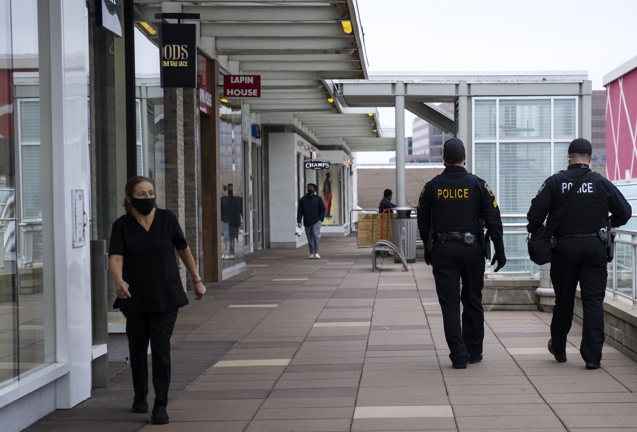 Oakbrook Center mall shooting: Christmas Eve shoppers unfazed - Tribune