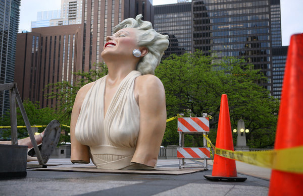 Vintage Marilyn, Very large Marilyn Monroe statue on displa…