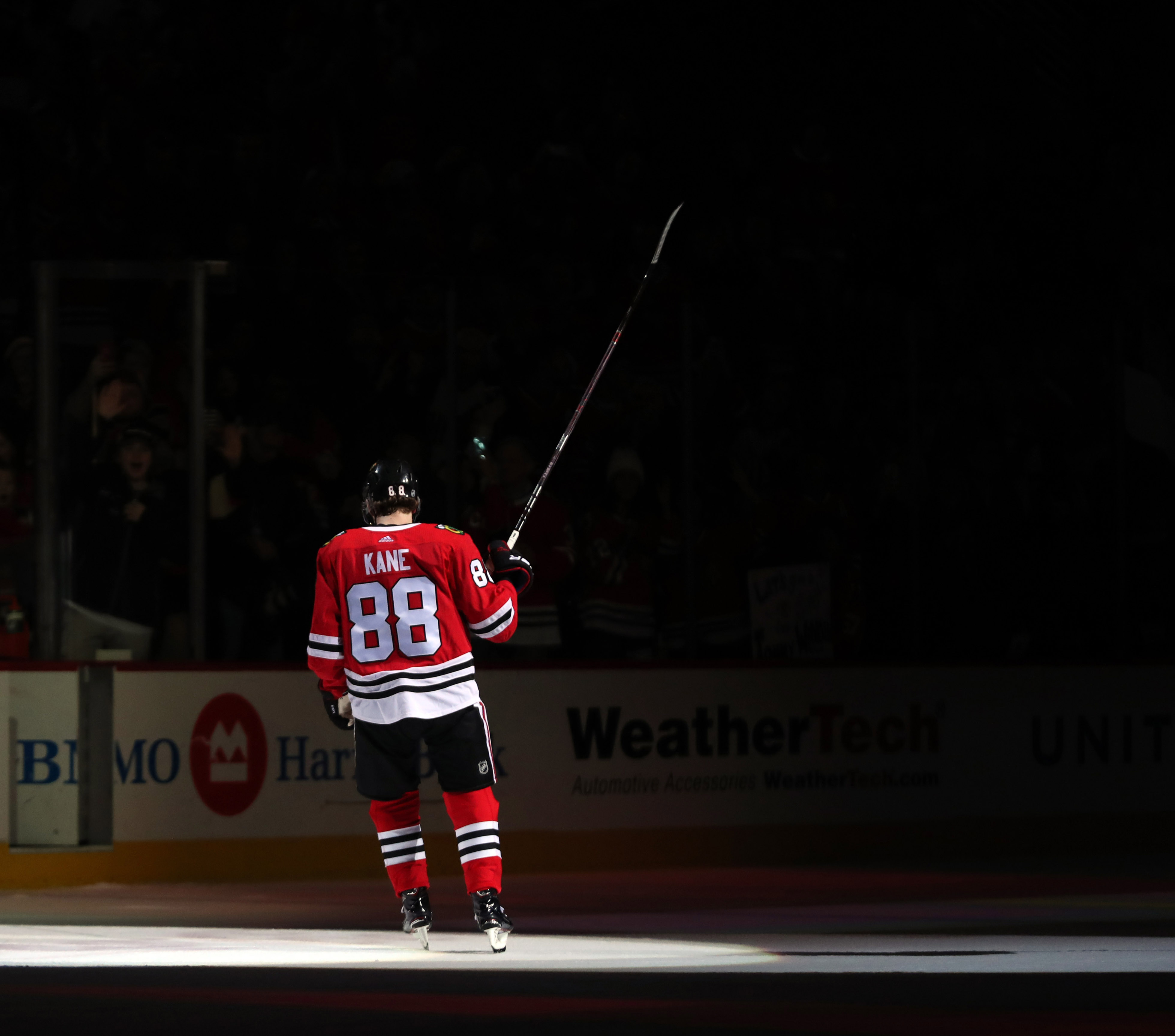 Blackhawks, Jonathan Toews outlast Oilers, Duncan Keith in throwback game -  Chicago Sun-Times
