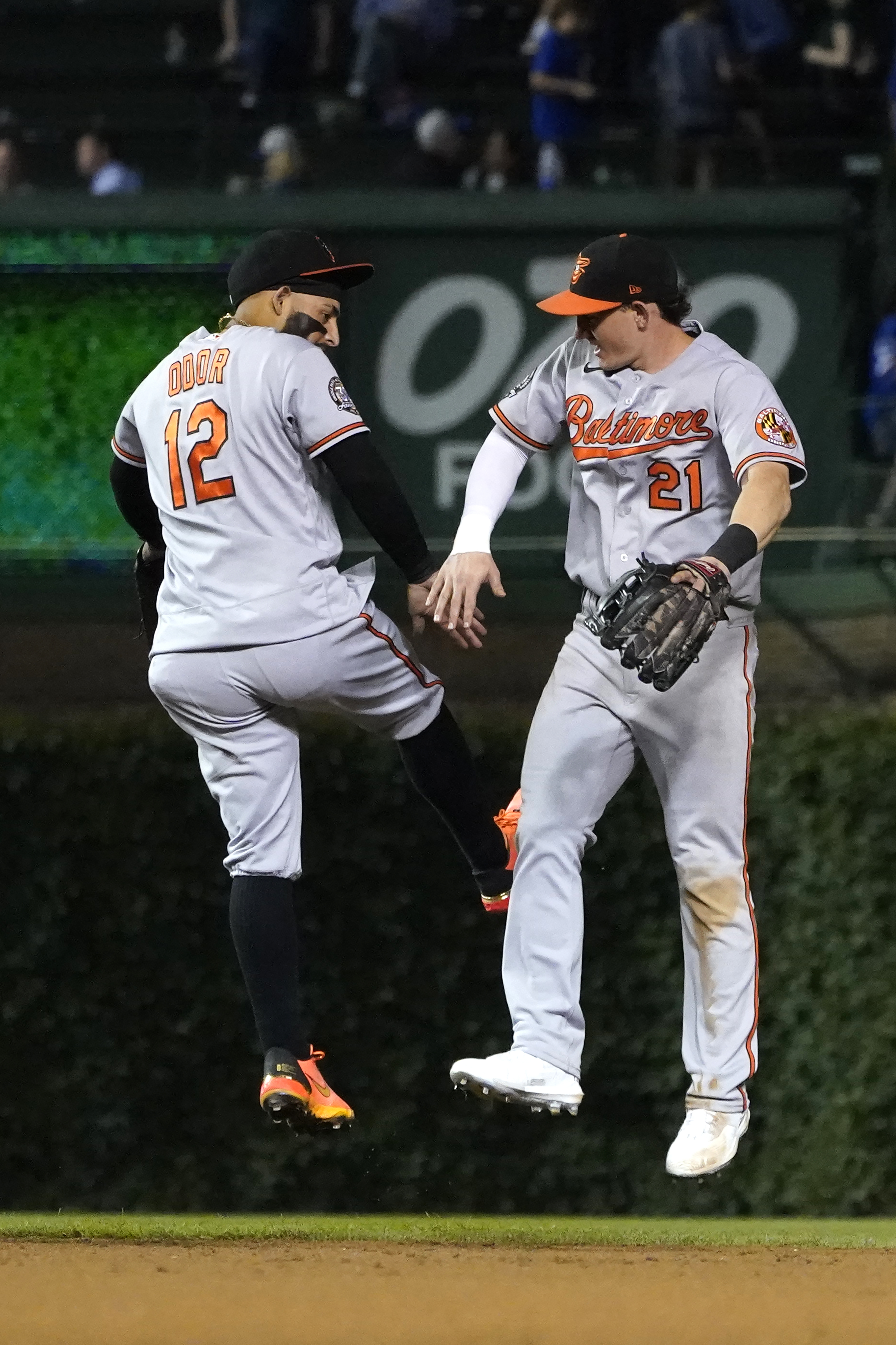 Orioles surge above .500 with 10th straight victory, 7-1 over Cubs 