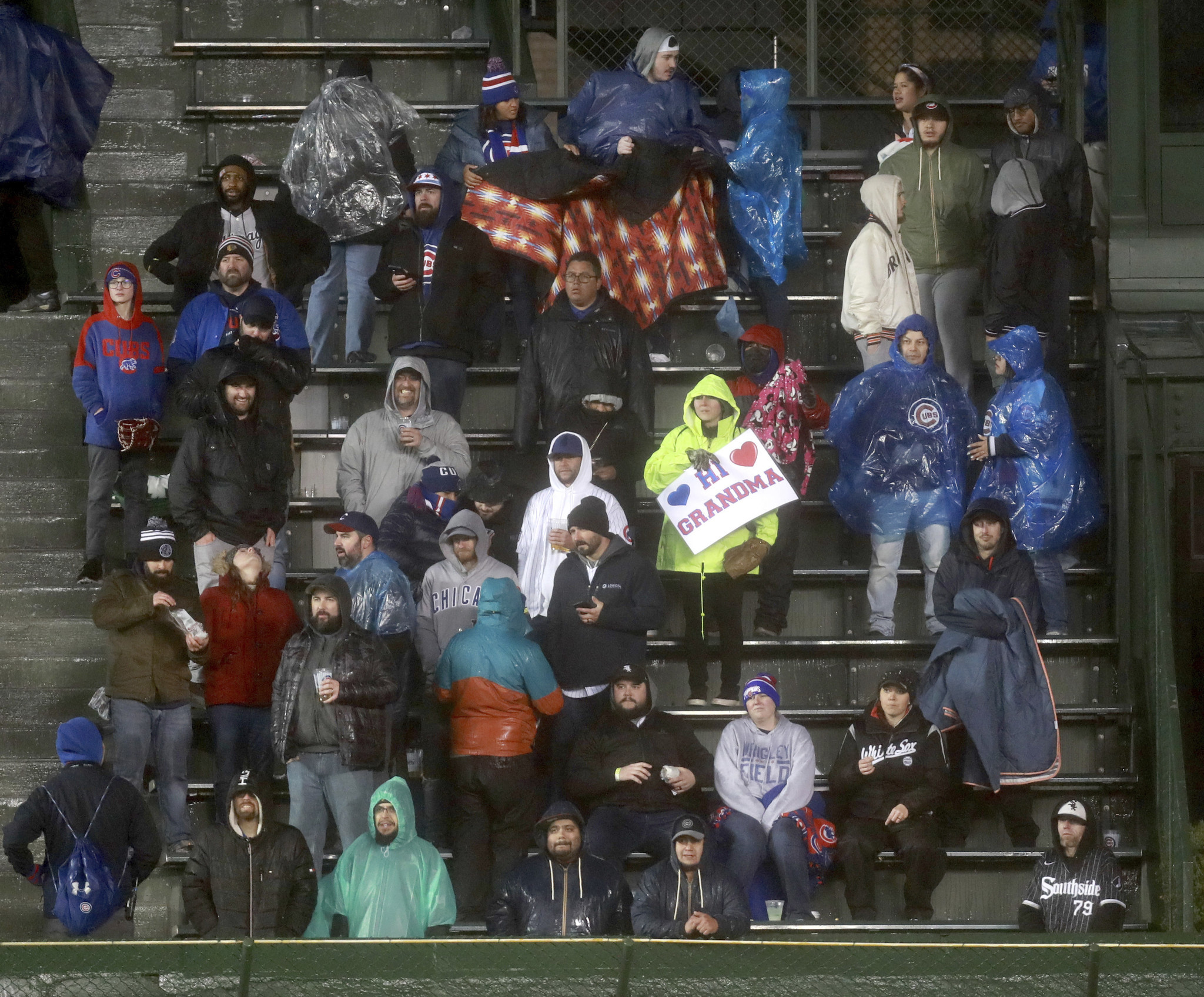 Column: Cubs-White Sox series begins in miserable weather