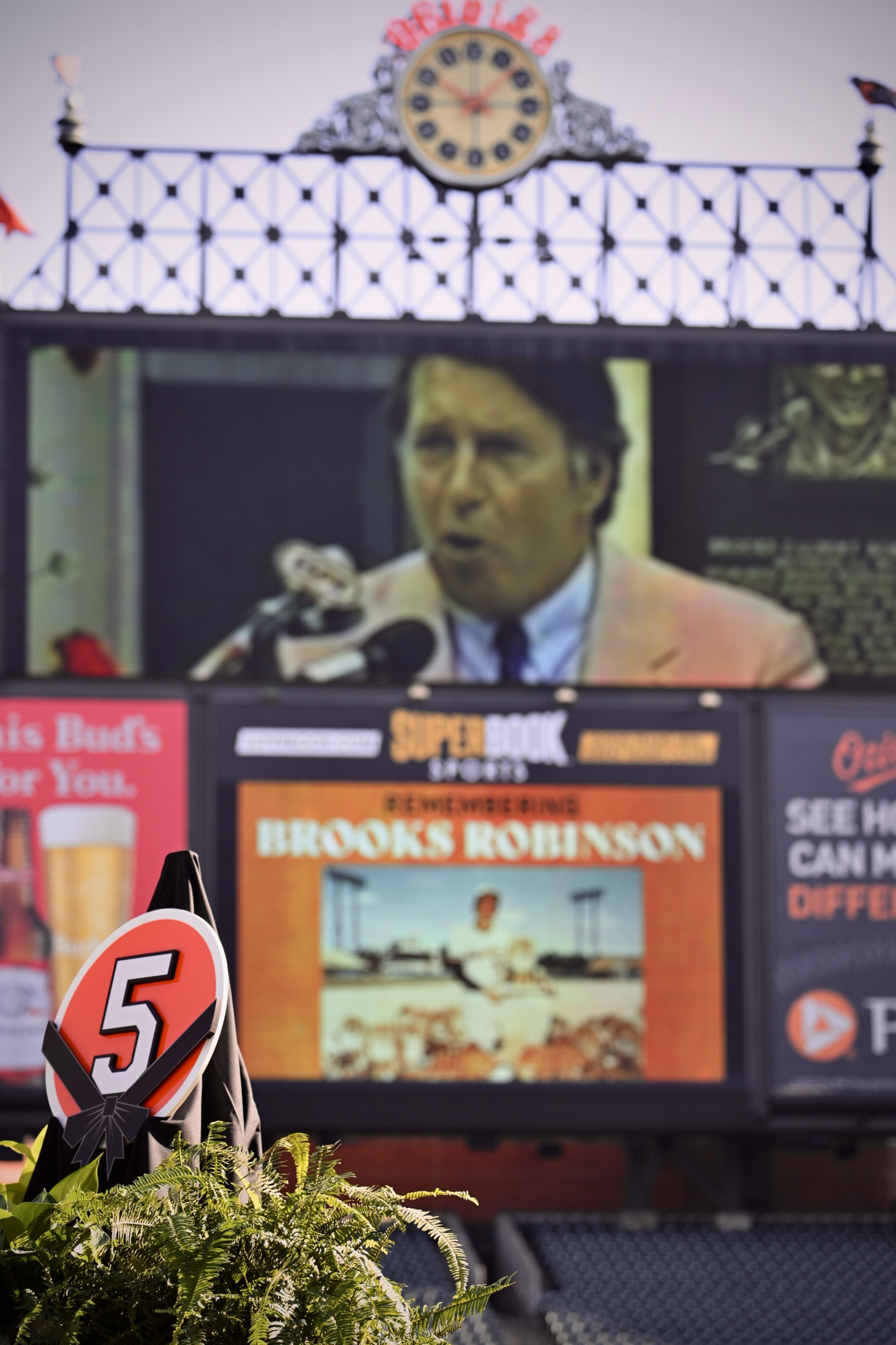 Remembering Brooks Robinson: Boog Powell speaking at today's memorial  service.