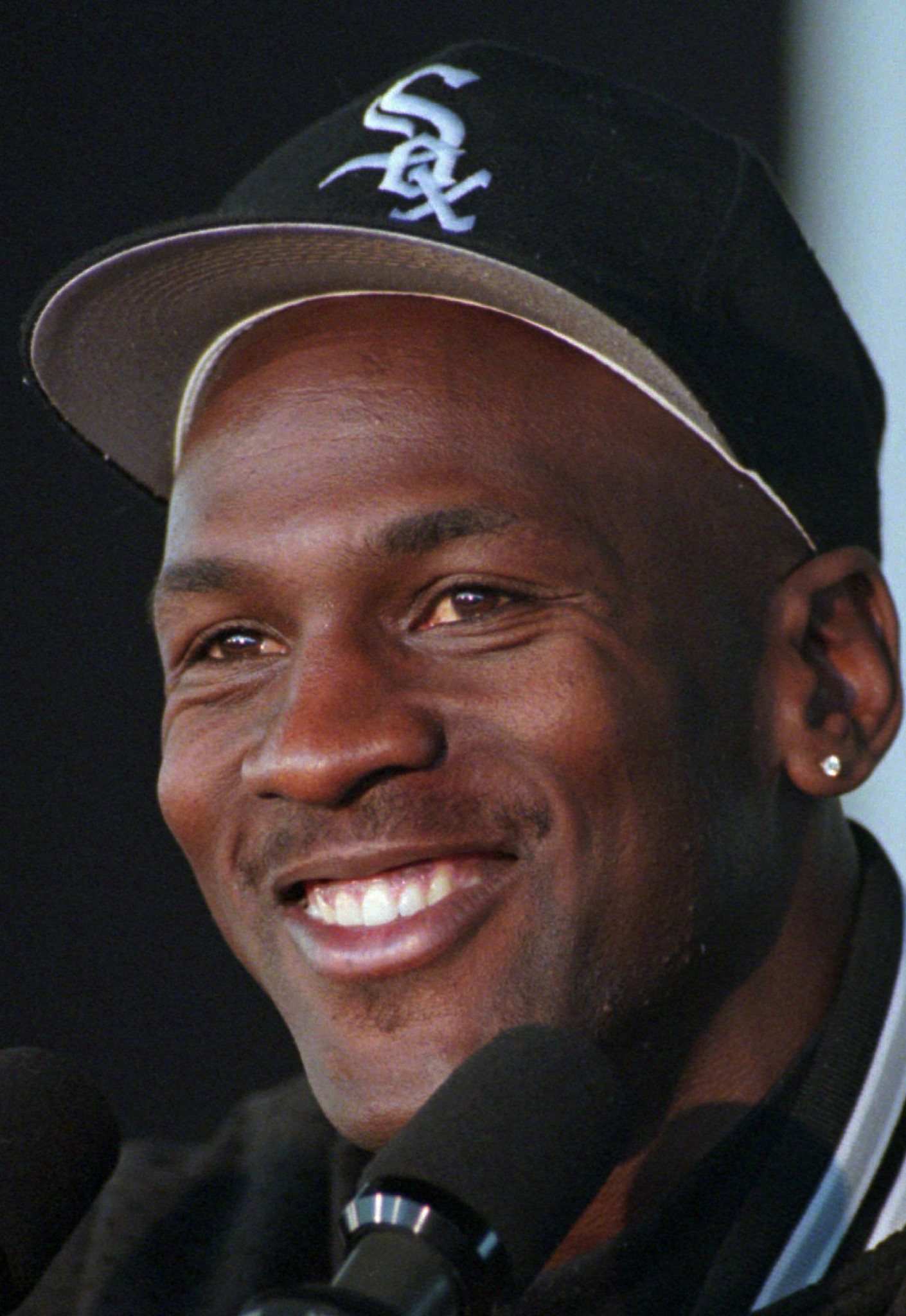Michael Jordan talks with Chicago White Sox Manager Gene Lamont 19 News  Photo - Getty Images