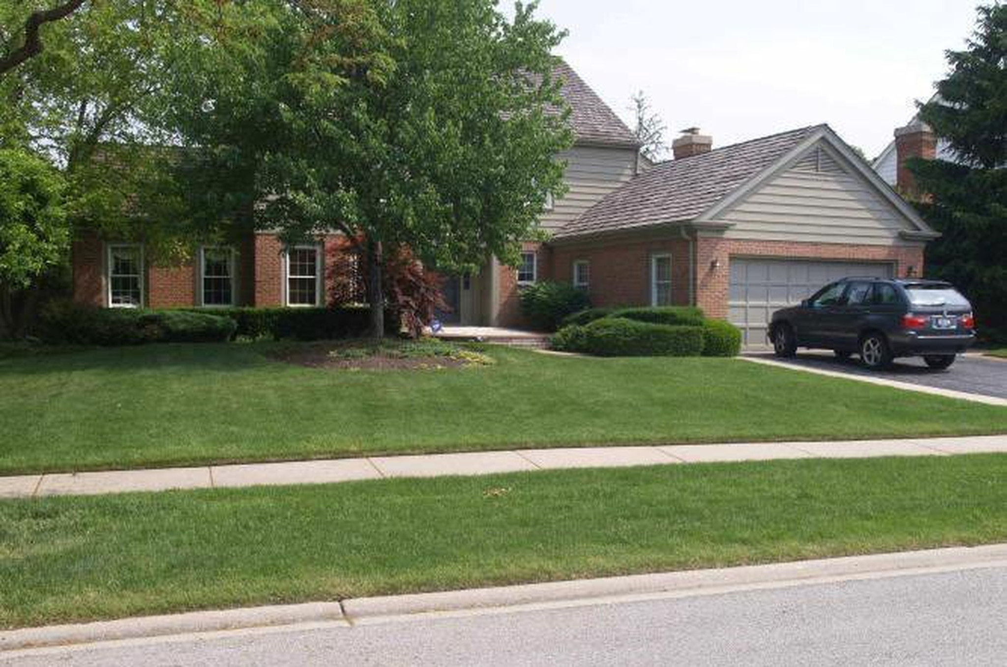 Glenview home once owned by Ryne Sandberg sells for $831,000