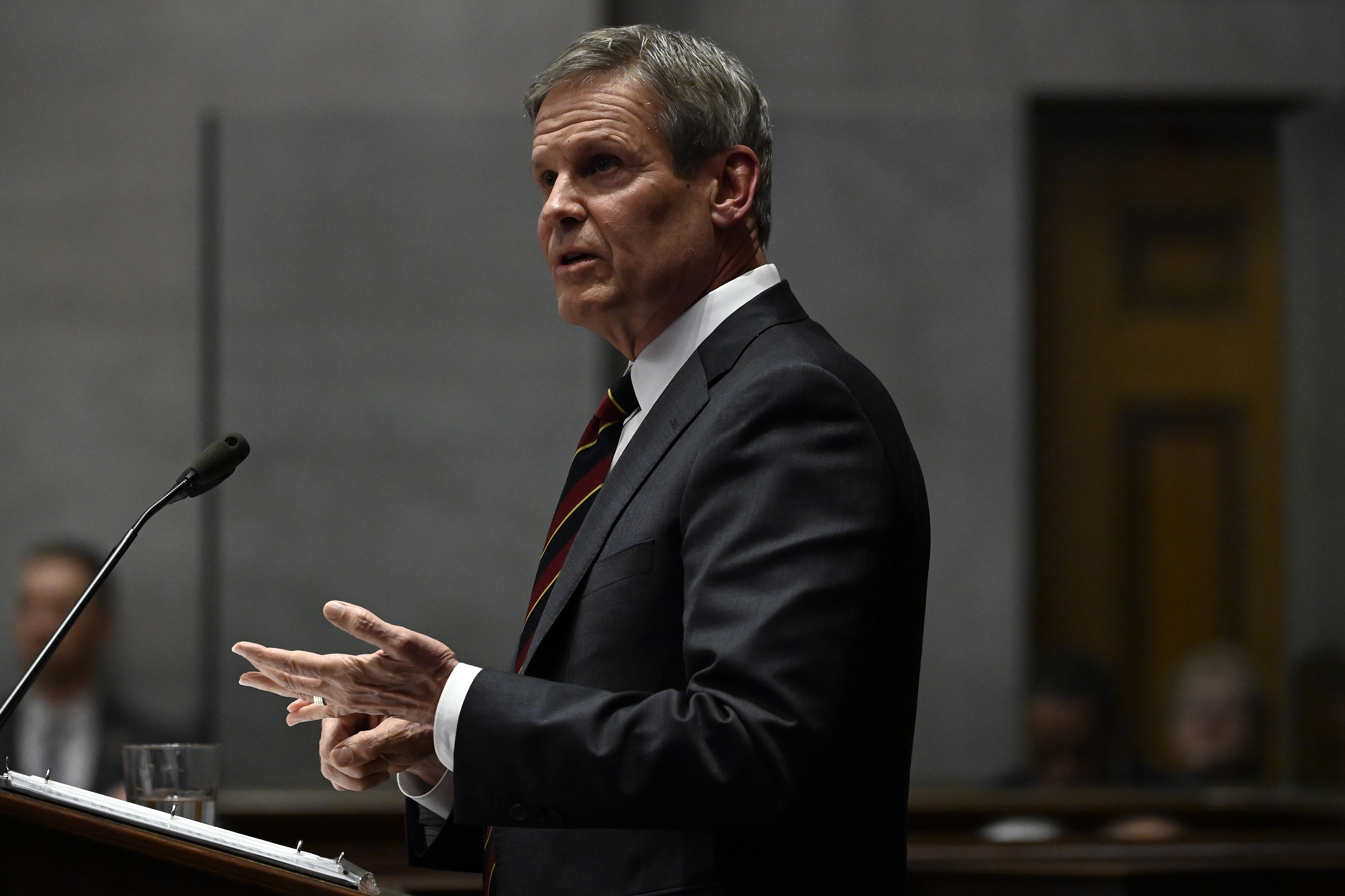 Photo of Tennessee Gov. Bill Lee in drag featured in full-page ad in  newspaper – Chicago Tribune