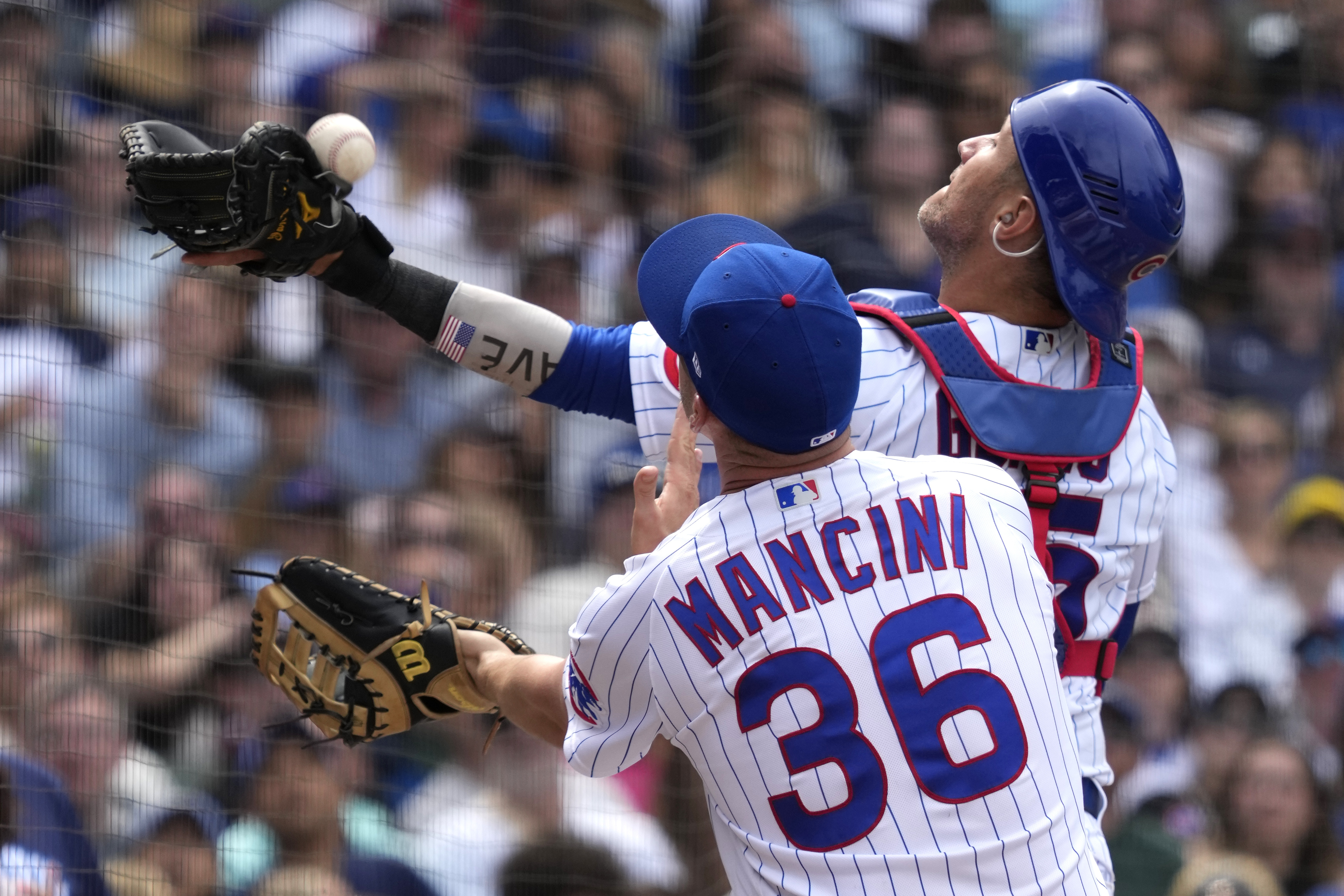 Cubs pull away, complete sweep of skidding White Sox