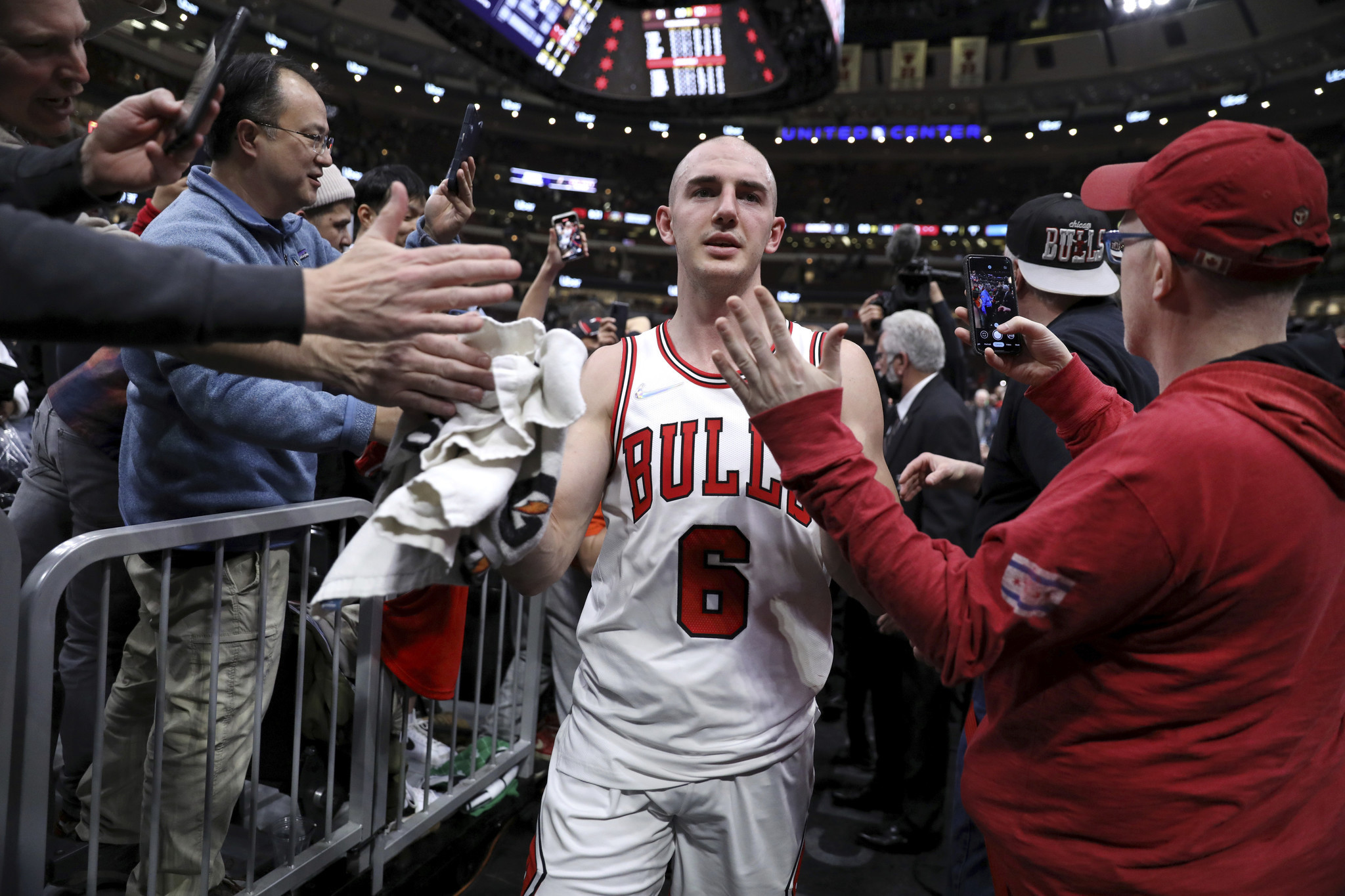 Alex Caruso reacts to Bulls teammates' epic gesture for his first