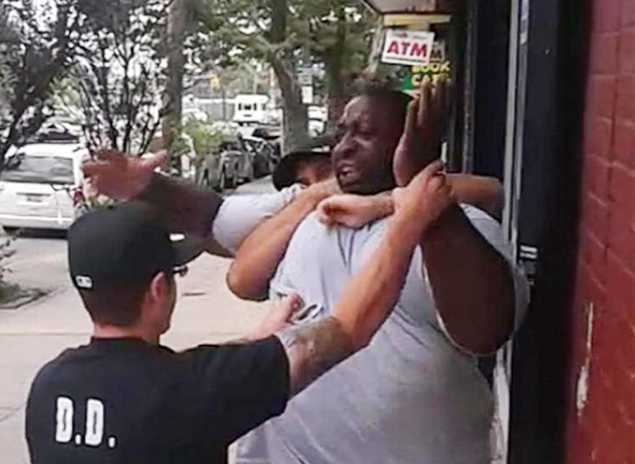 udtale Banquet Genbruge NYPD cop admits filing report after Eric Garner chokehold death claiming  his sale of loose cigarettes was a felony was 'total mistake' – New York  Daily News