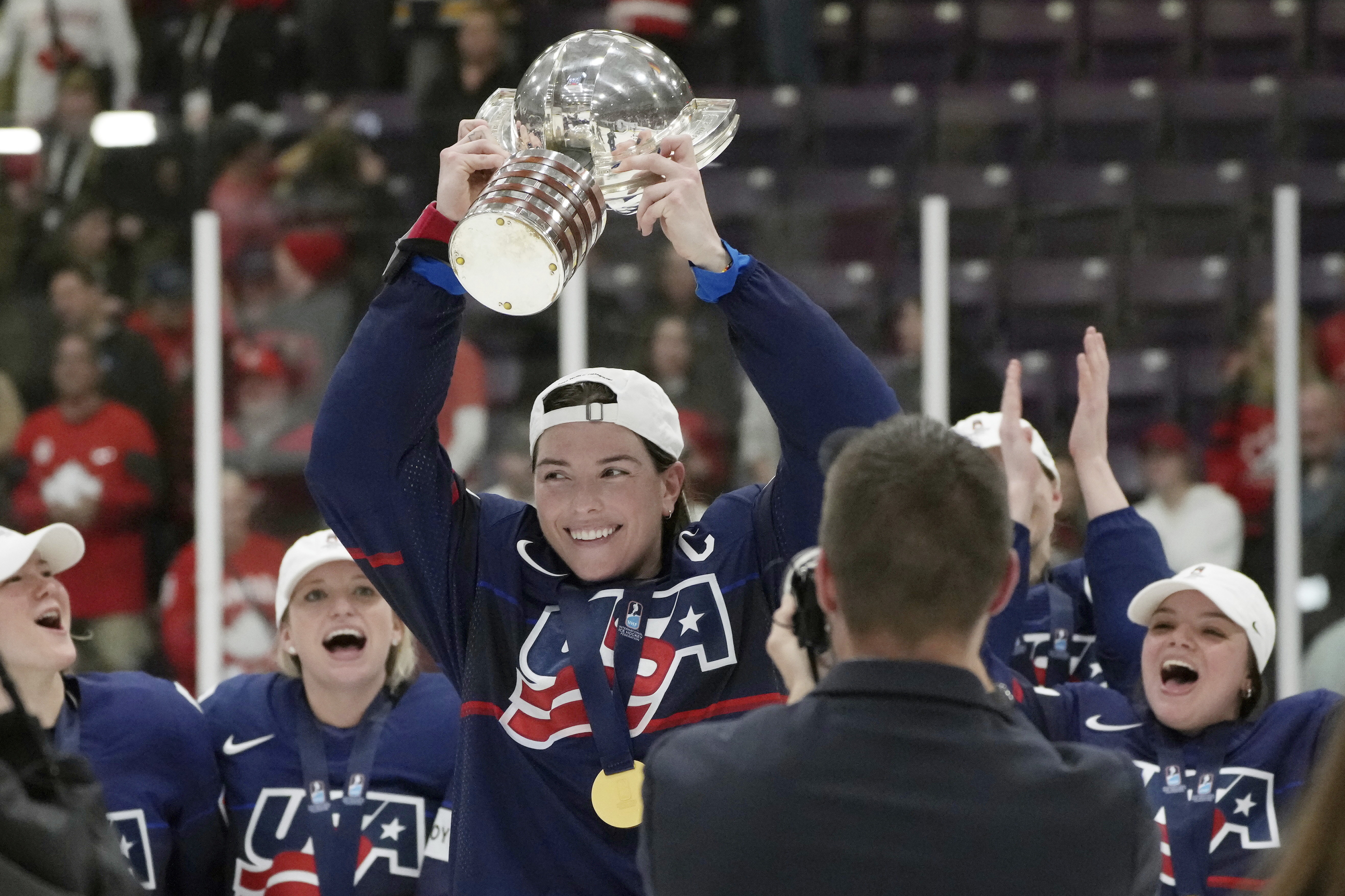 Top Women's Hockey Players Announce Series of Tournaments, Chicago News