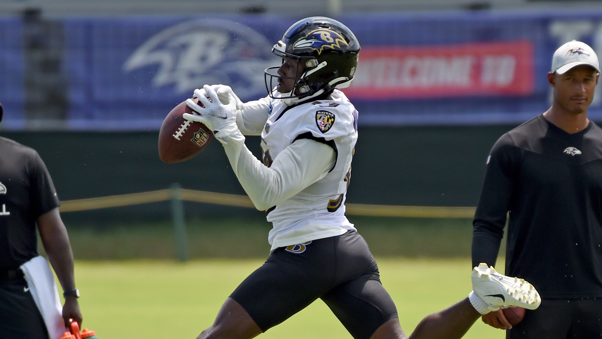 Ravens camp observations: What no wristband means for Lamar