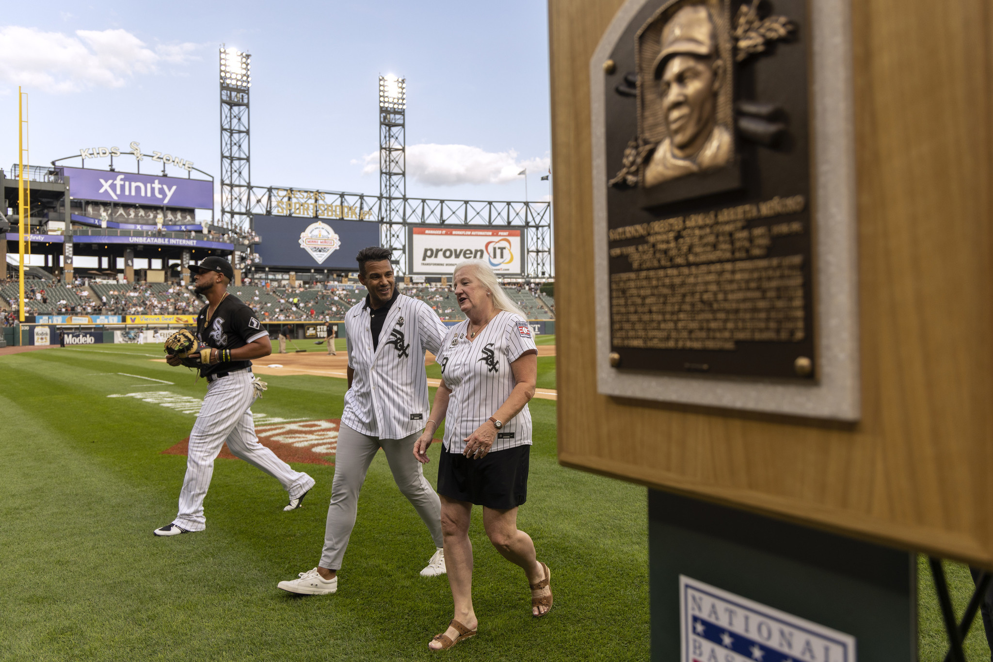 Cubs, Sox pay throwback tribute to Banks, Minoso