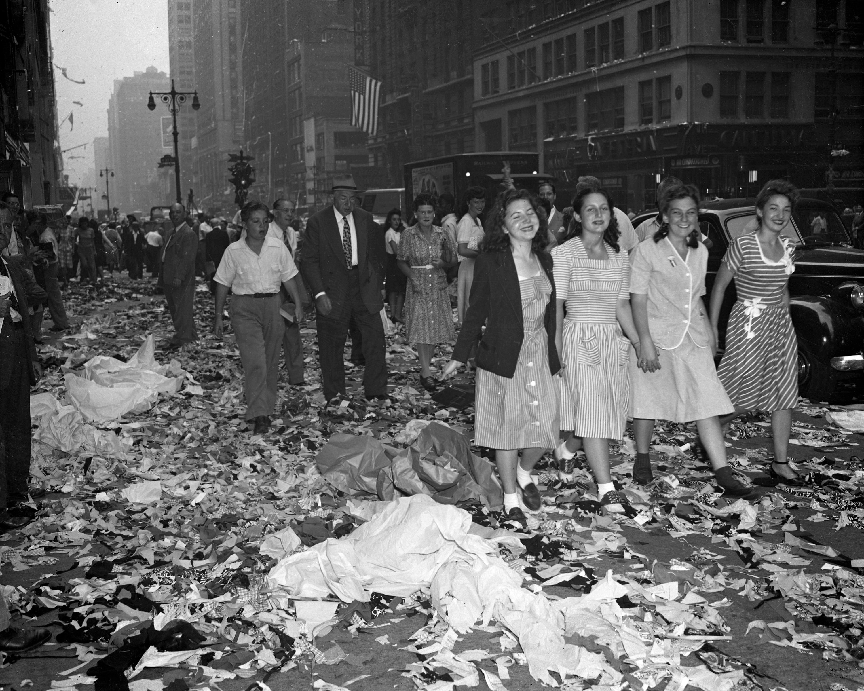 New York City Celebrating Victory over Japan Details about   New World War II Photo 6 Sizes! 