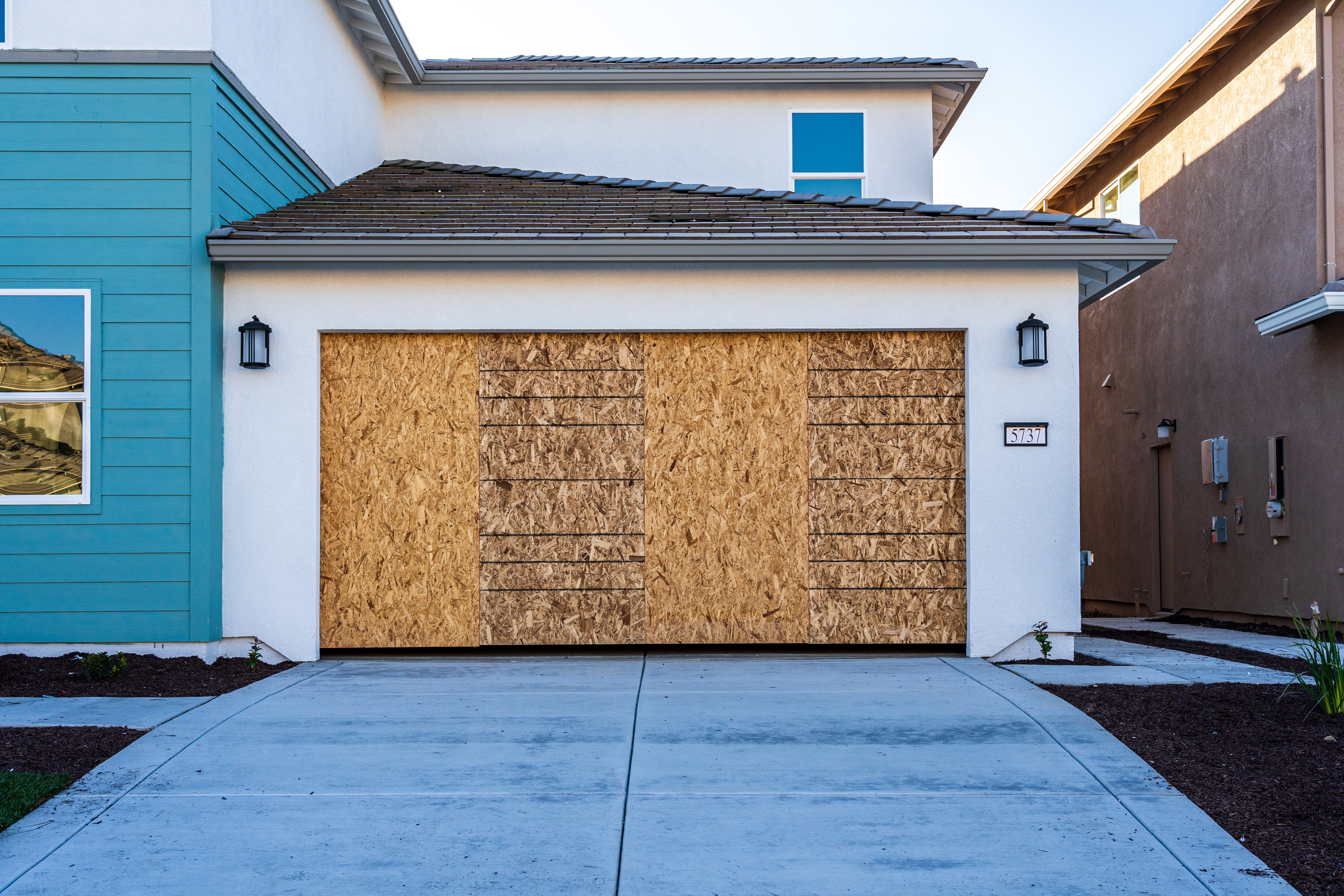 Puertas para garaje retrasan construcción de viviendas EEUU
