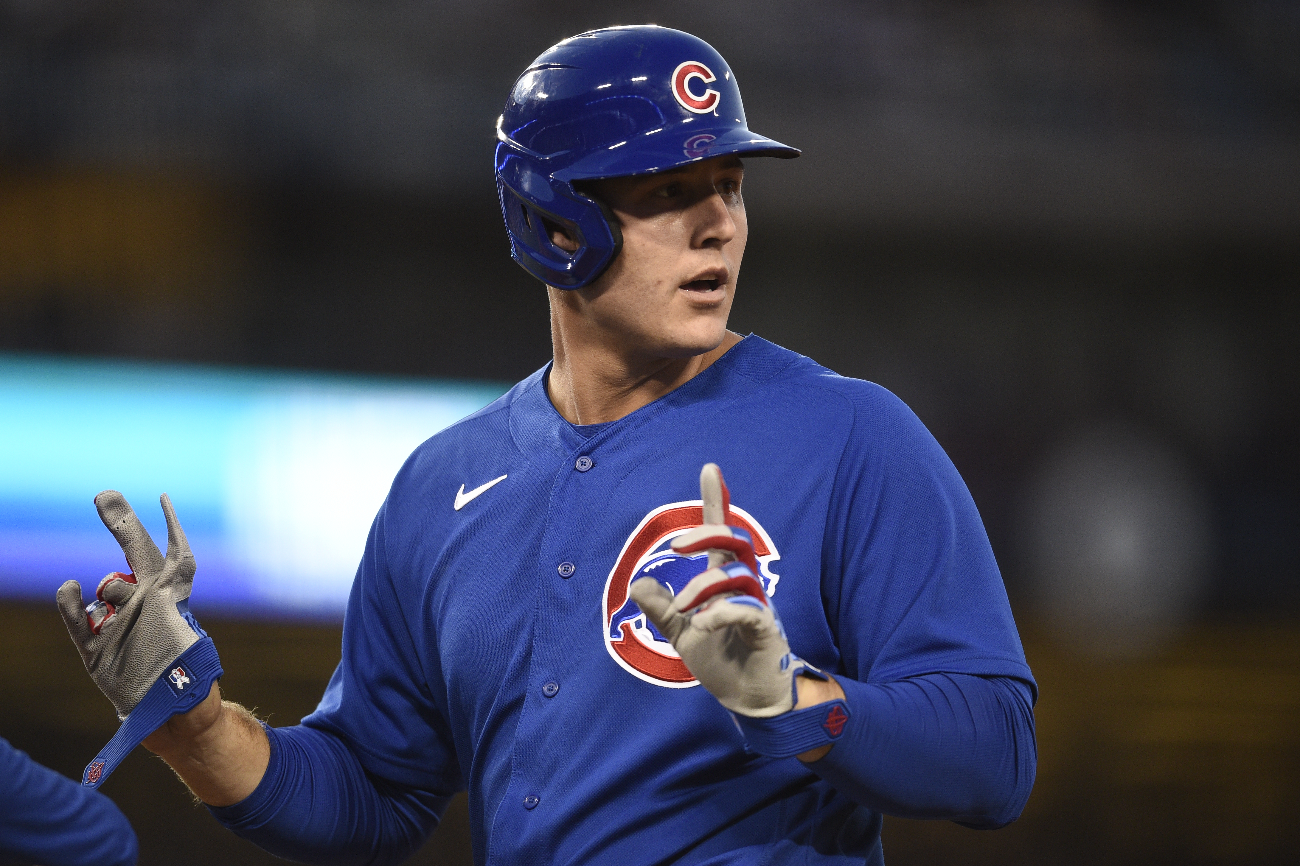 Anthony Rizzo leaves the Cubs game Saturday with back tightness