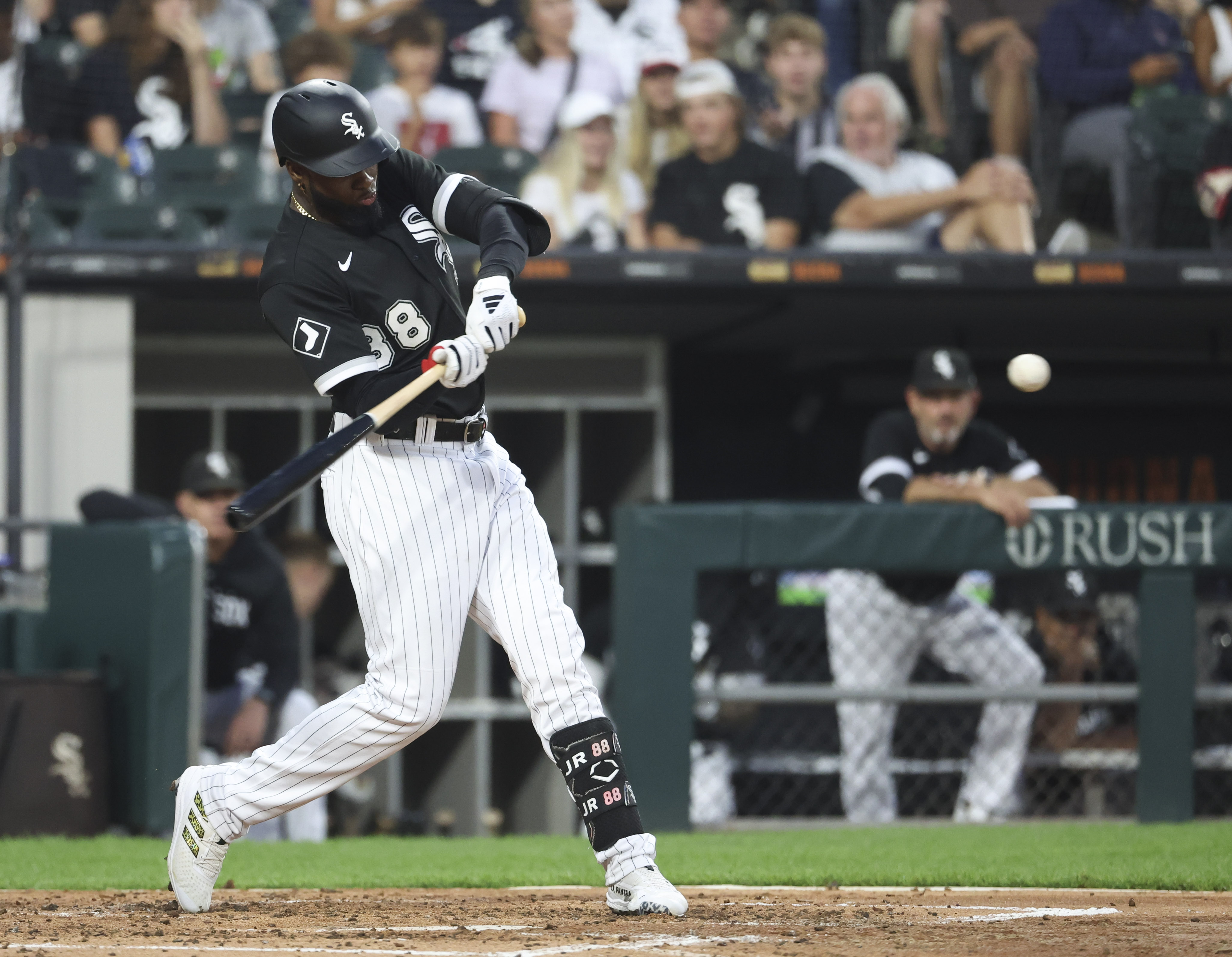 Luis Robert Jr. exits White Sox' victory over Yankees with sprained finger  - Chicago Sun-Times