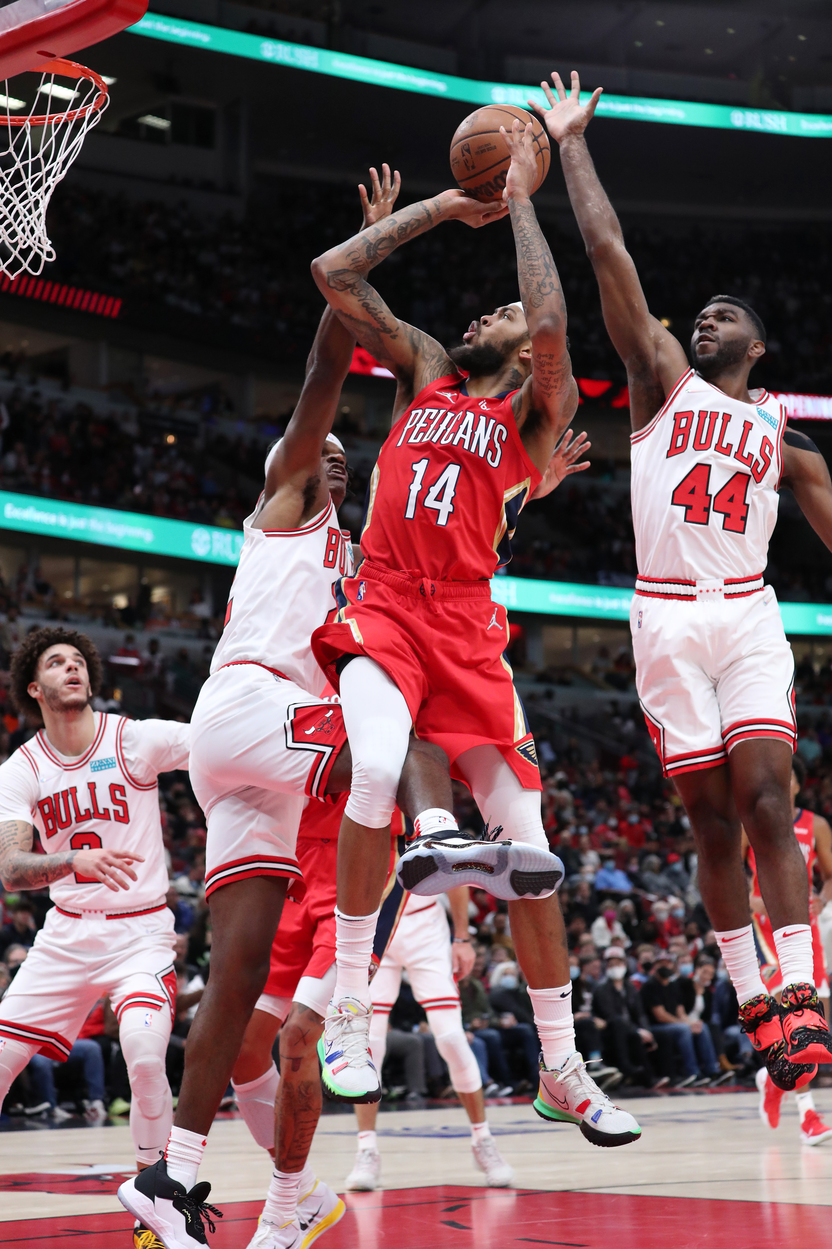 Chicago, United States. 19th Dec, 2021. Alex Caruso #6 Chicago Bulls makes  an and-1 layup during the game on Sunday, December 19, 2021 at the United  Center Shaina Benhiyoun/SPP Credit: SPP Sport