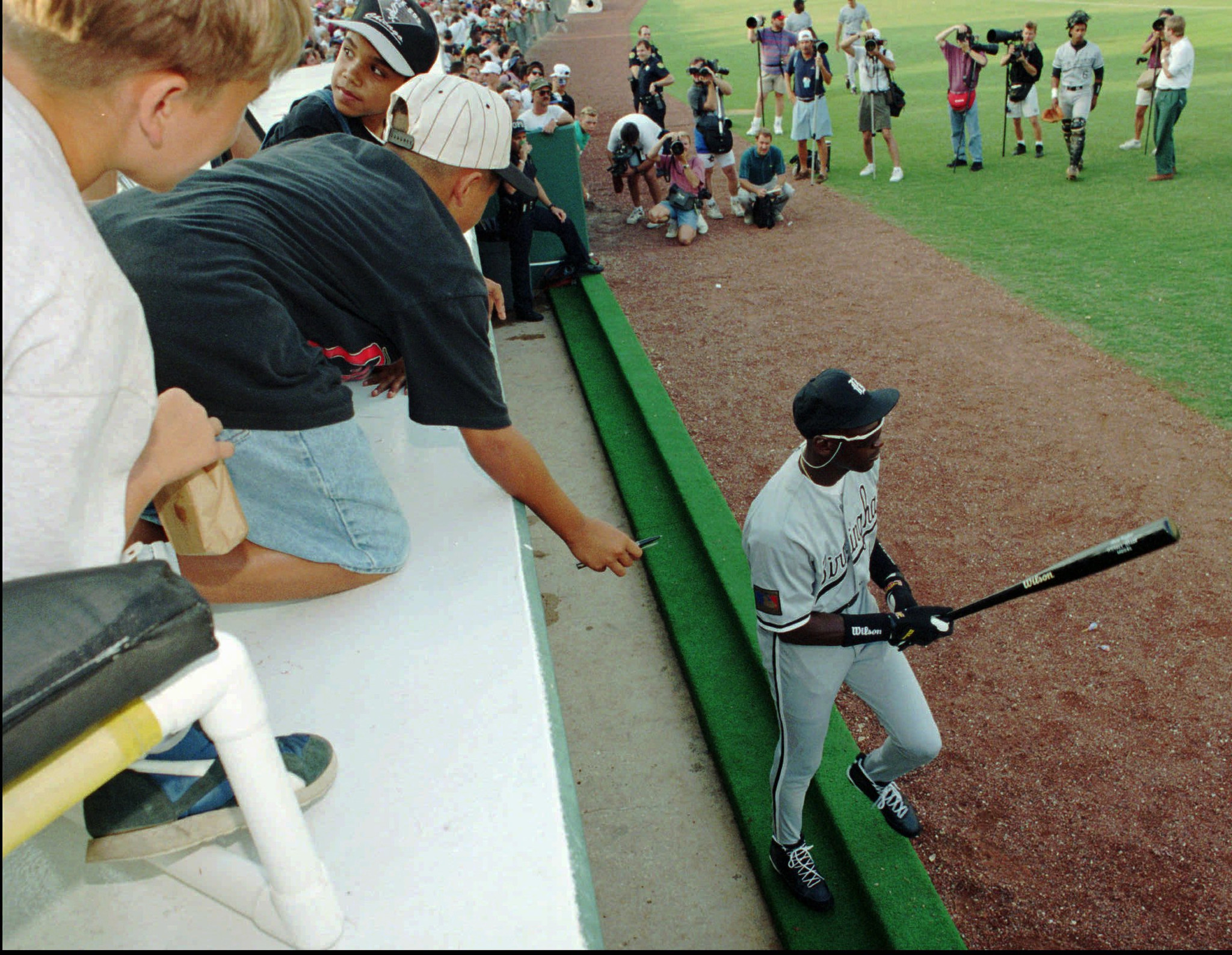 March 4, 1994: Michael Jordan makes his baseball debut with Chicago White  Sox in spring training – Society for American Baseball Research