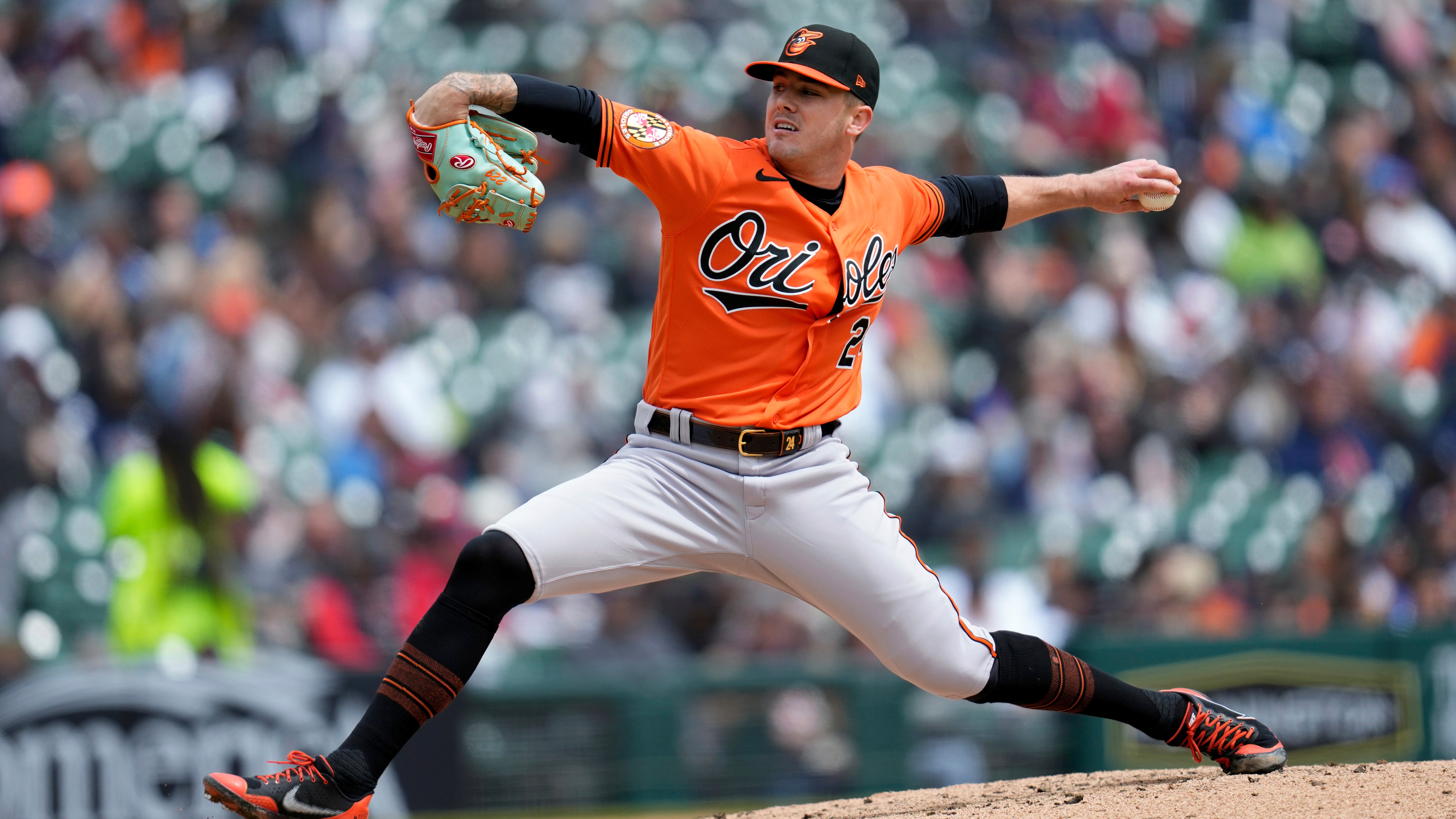 Brandon hyde wearing baltimore orioles lifting the weight new