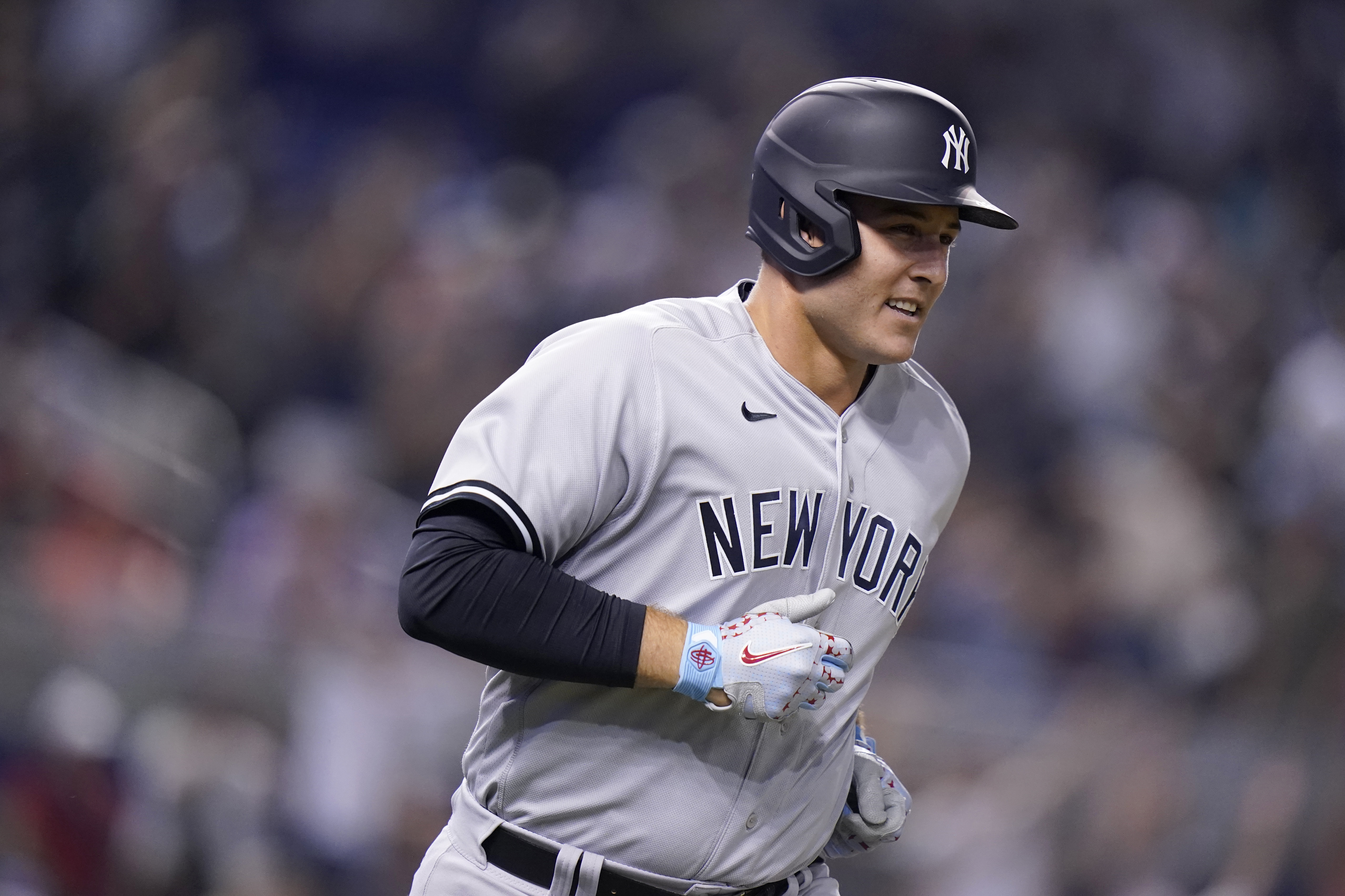 N. Y. Yankees sign gold - glove 1B Anthony Rizzo to new Deal