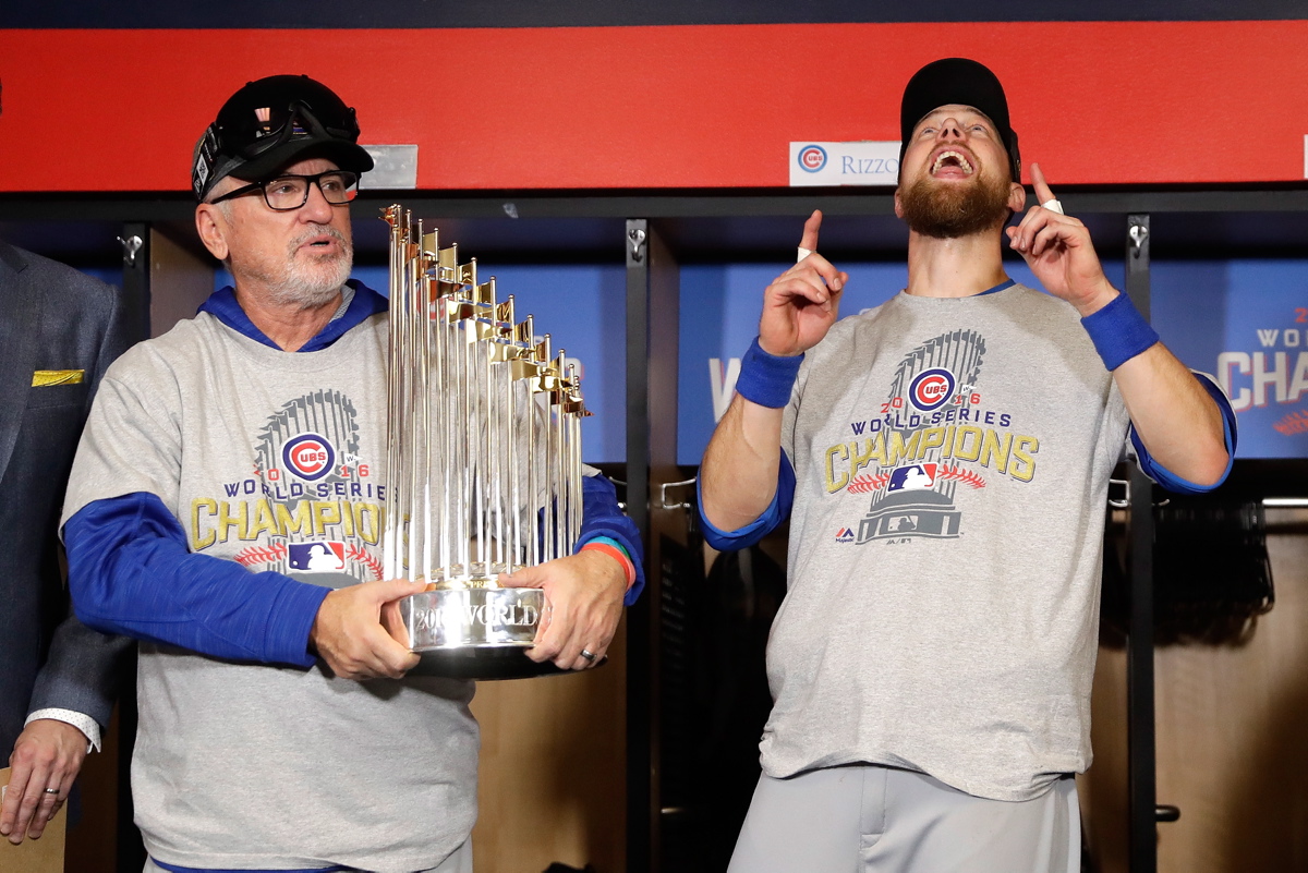 More than a thousand attend Chicago Cubs World Series trophy stop