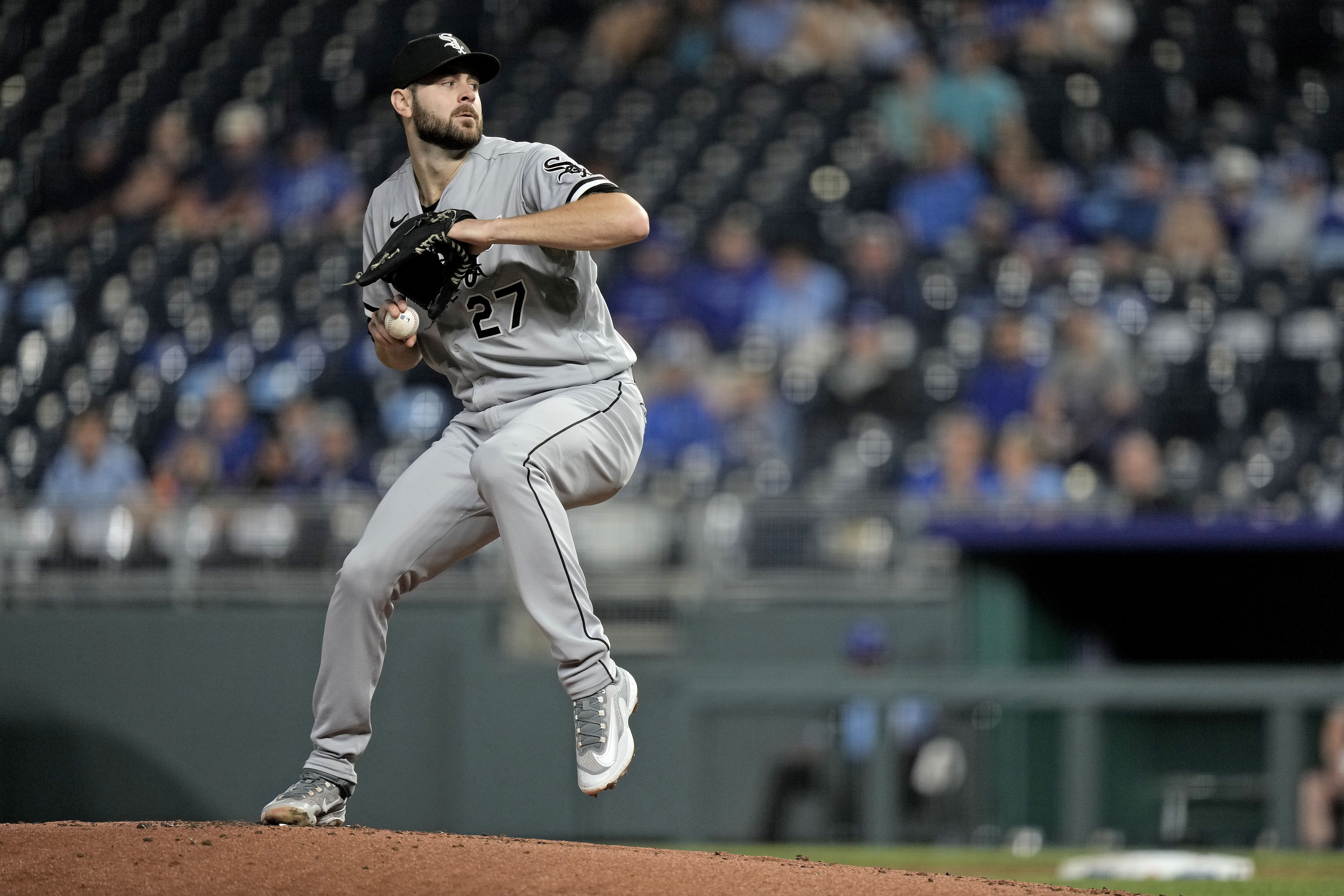Lucas Giolito pitches Chicago White Sox to a 4-2 win