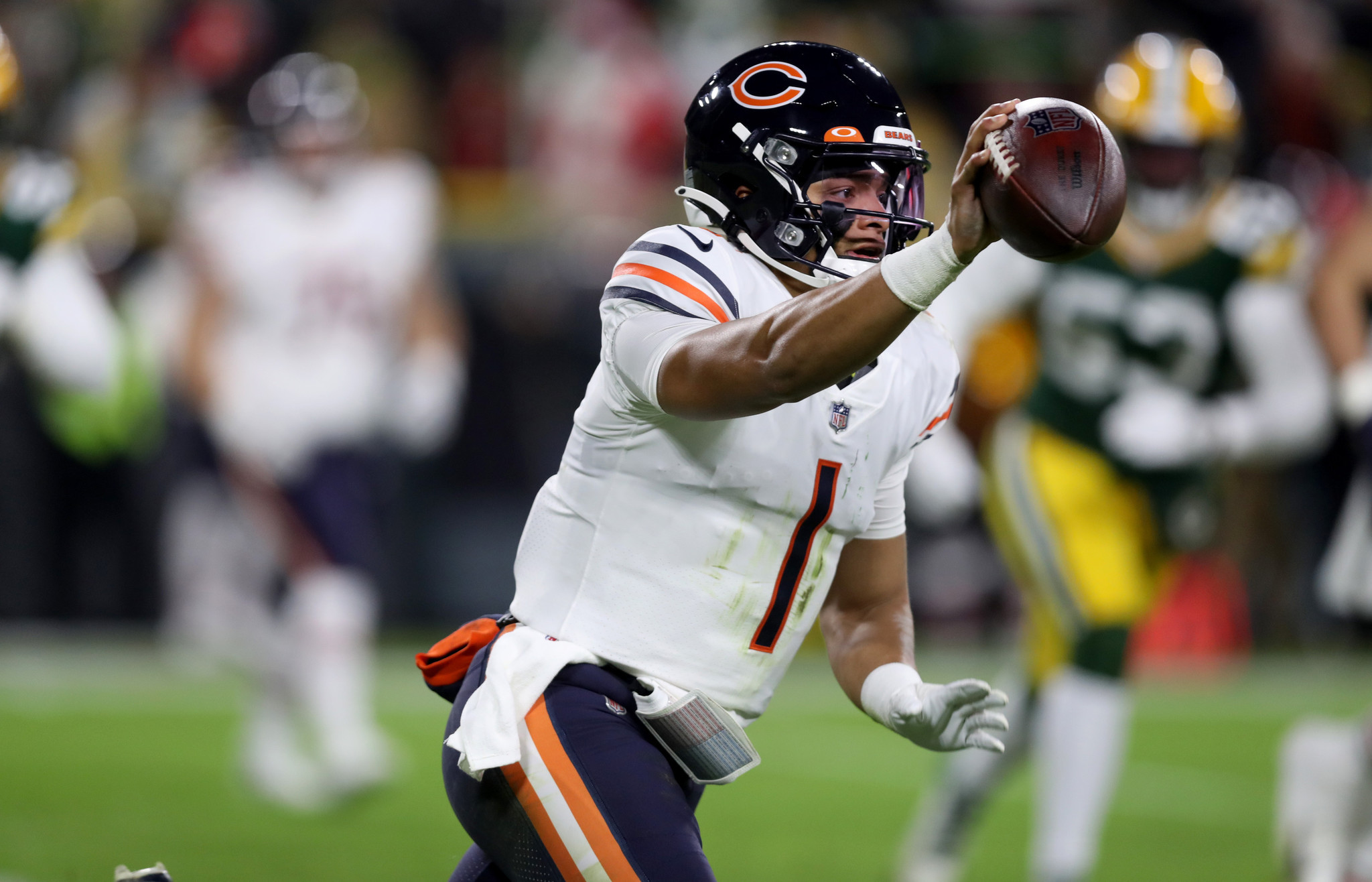 Bears Rookie QB Fields Nearly Has His Moment vs Steelers, Chicago News