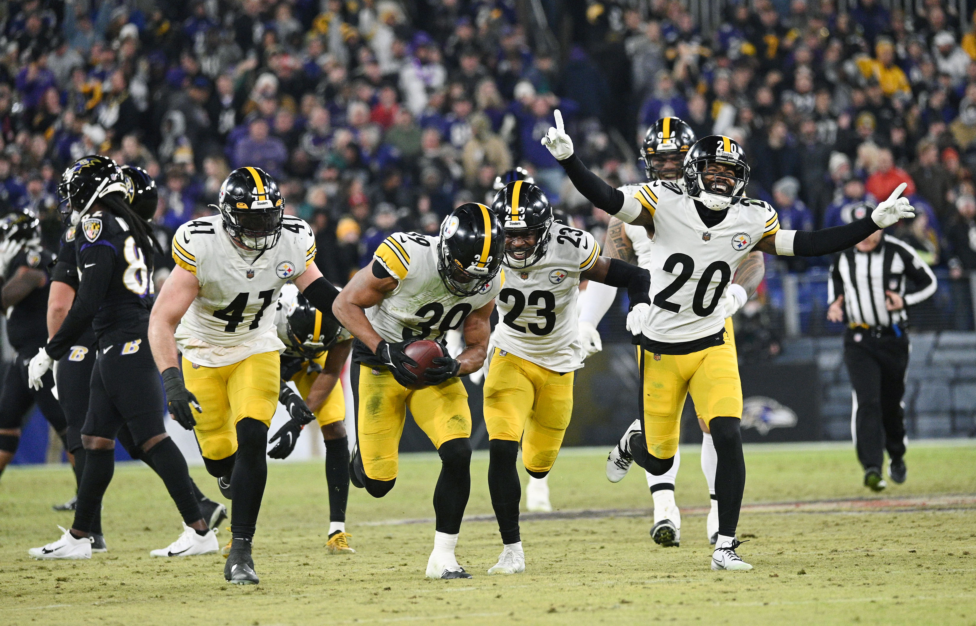 Pittsburgh Steelers wide receiver Steven Sims (82) runs the ball