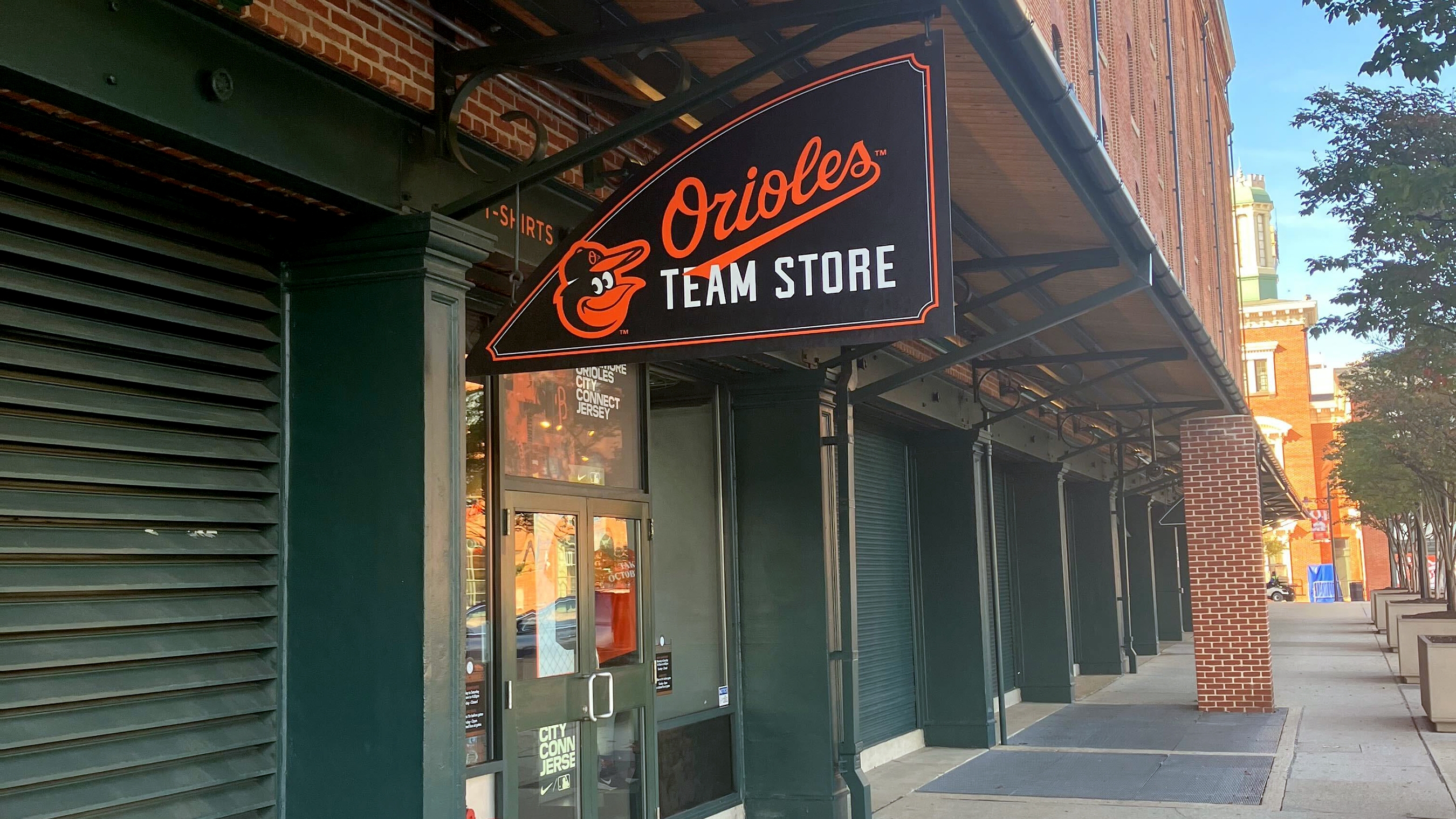 Orioles retail workers leaflet customers during union contract