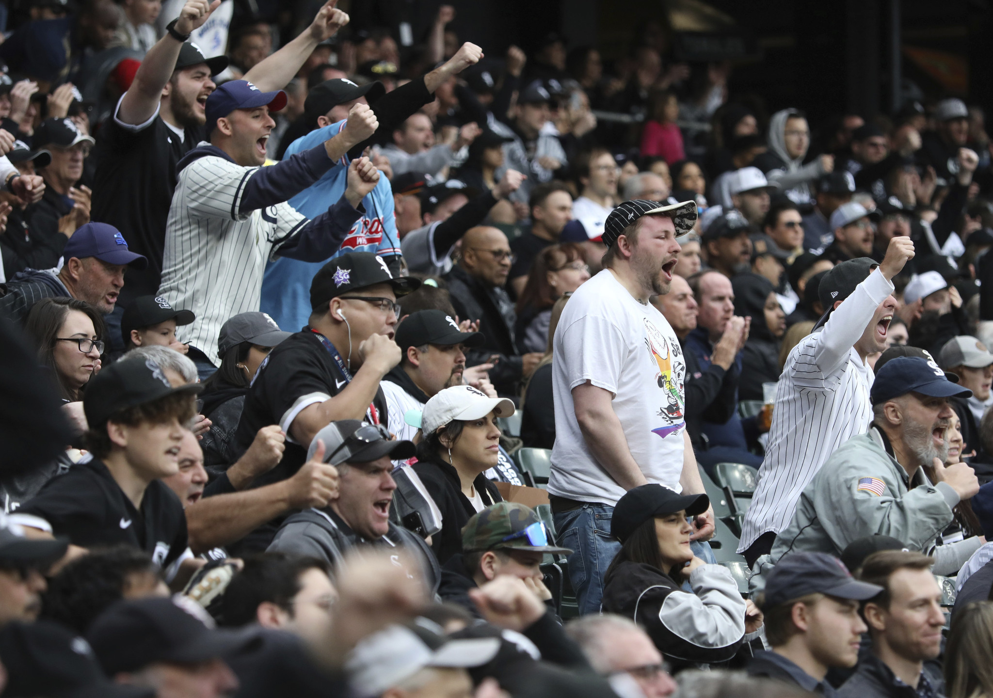 Chicago white sox fans cheer hi-res stock photography and images