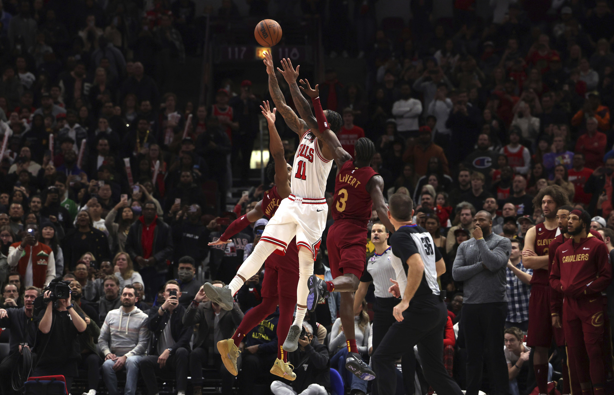 Cleveland Cavaliers' unconventional, jumbo lineup effective again in  102-101 loss to Chicago Bulls 