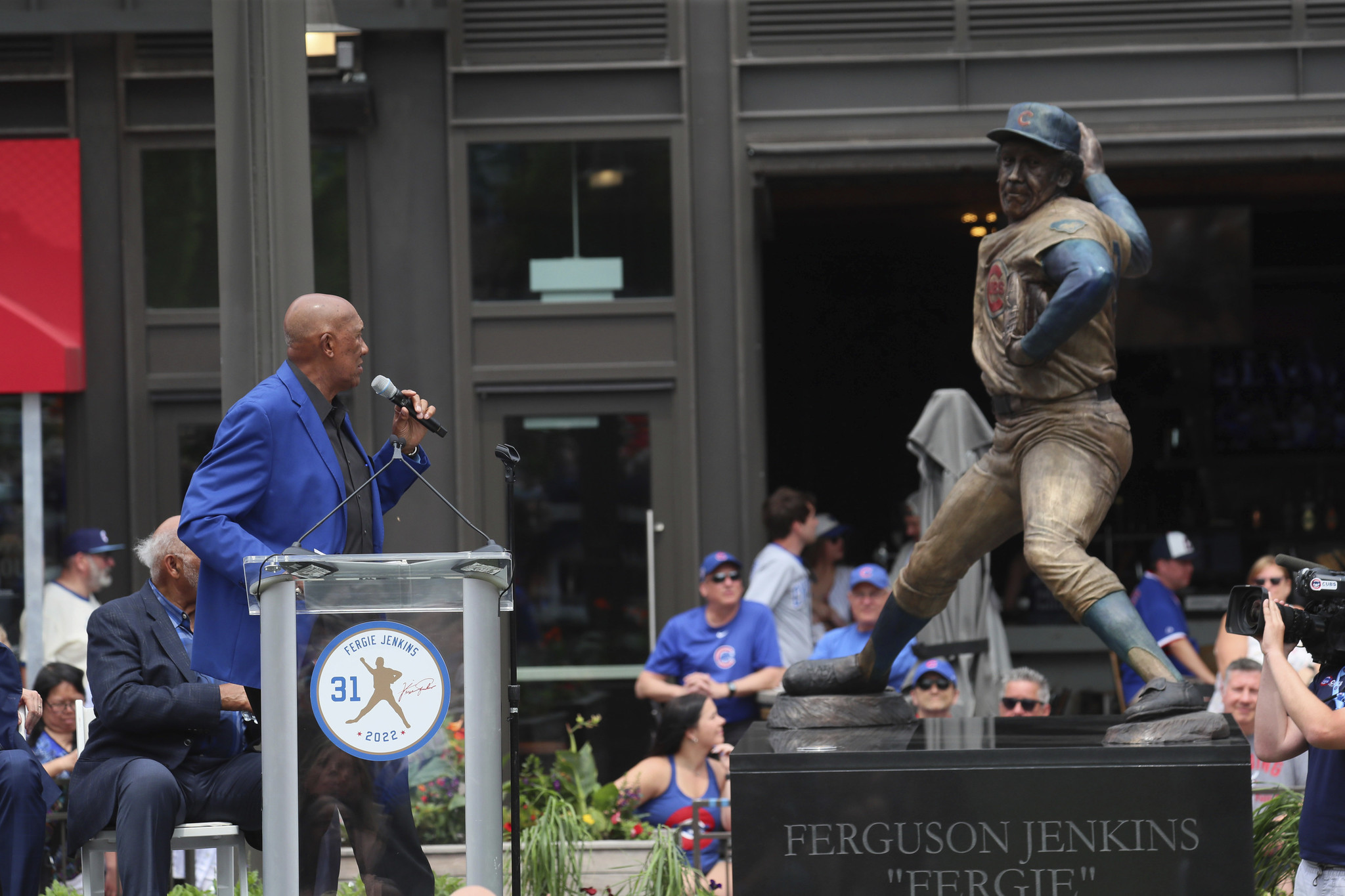 Cubs unveil statue honoring franchise great 'Fergie' Jenkins