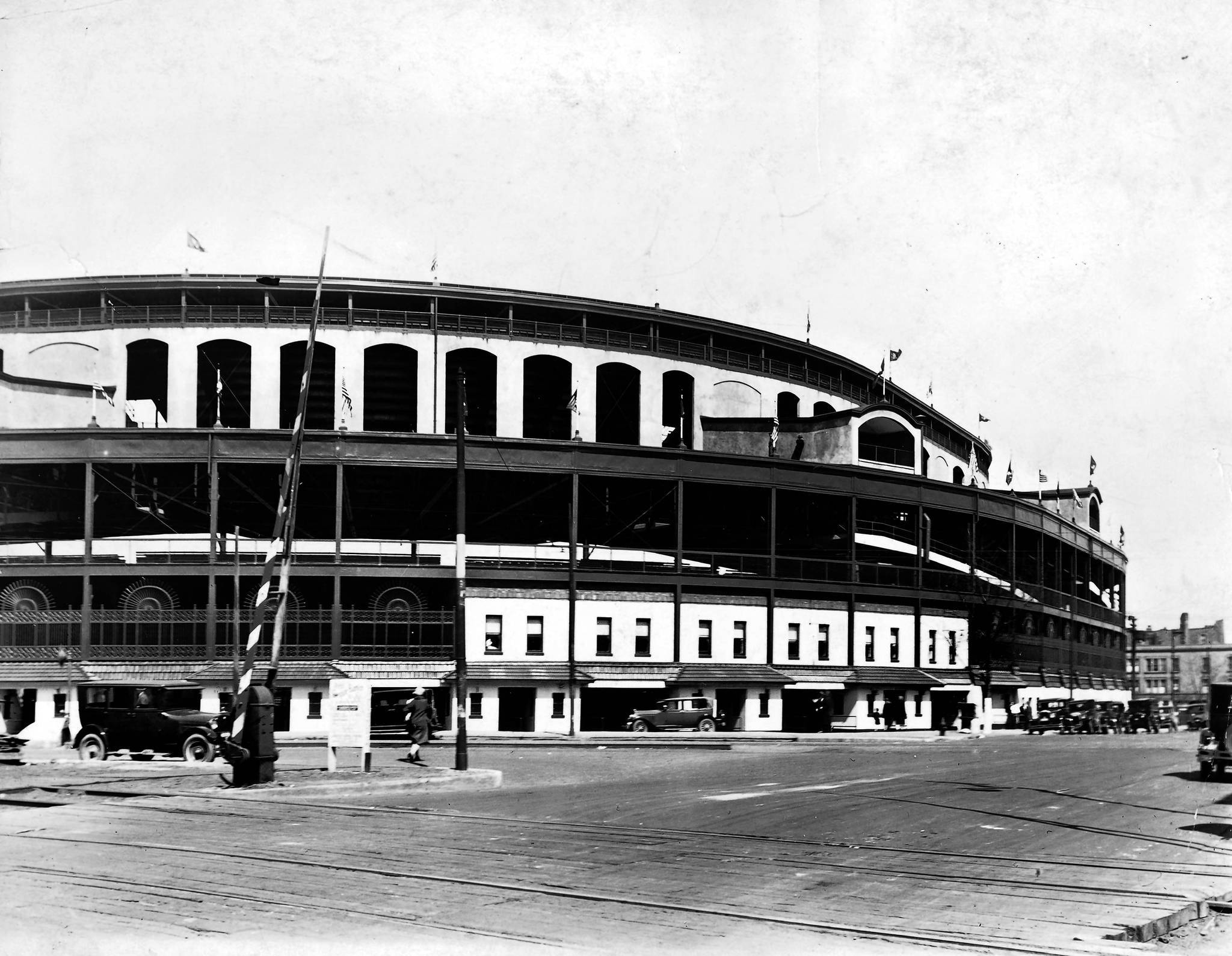BB-810 CHICAGO CUBS' WRIGLEY FIELD EXTERIOR VIEW IN MAY 1939-8X10 PHOTO