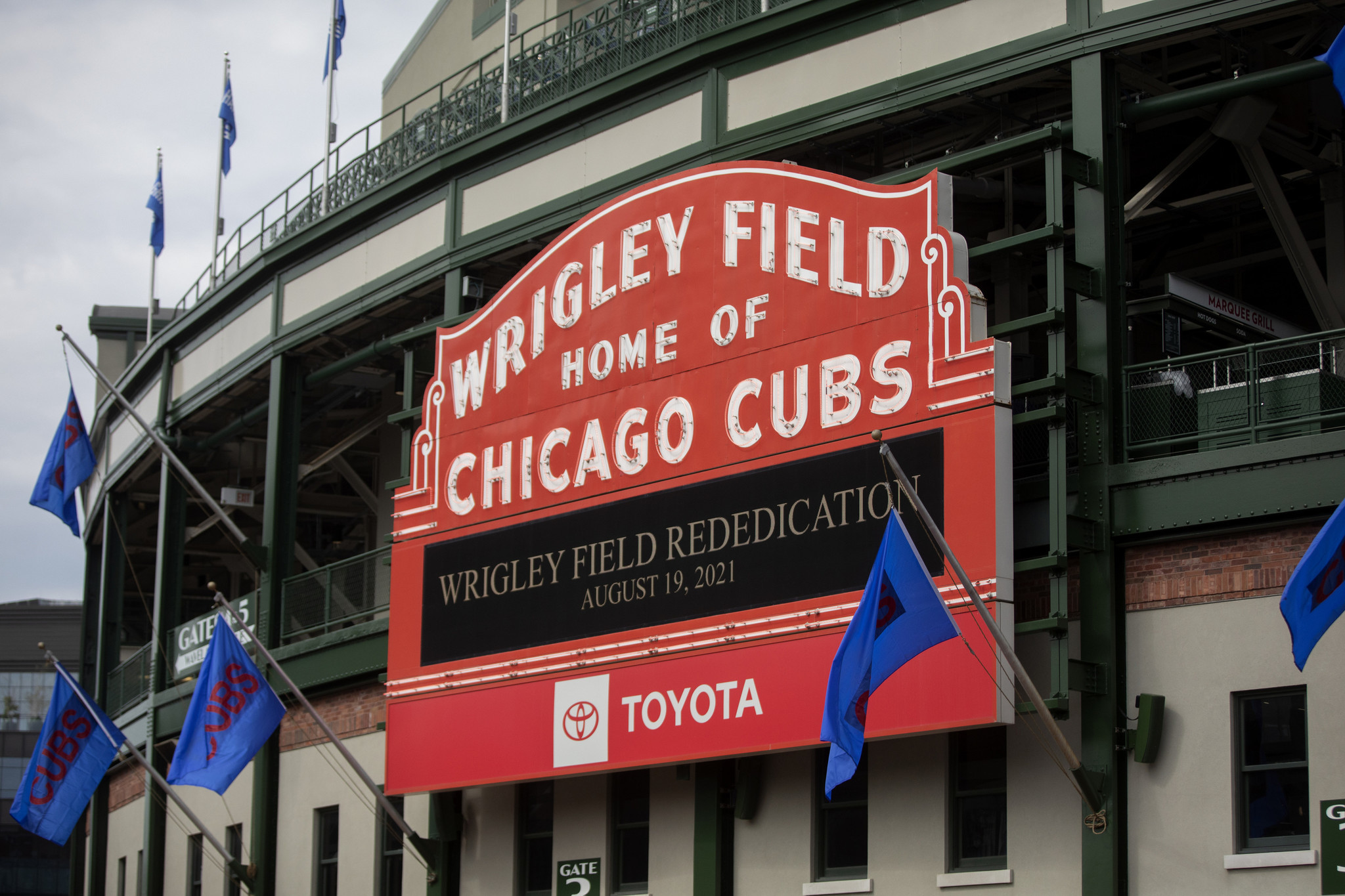 File:Wrigley Field marquee removed for renovation 01.JPG - Wikipedia