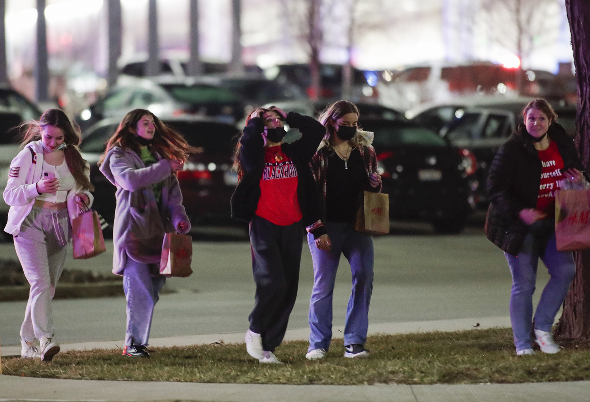 It doesn't scare me away': Oakbrook Center's Christmas Eve shoppers unfazed  after Thursday shooting that left 4 people injured – Chicago Tribune