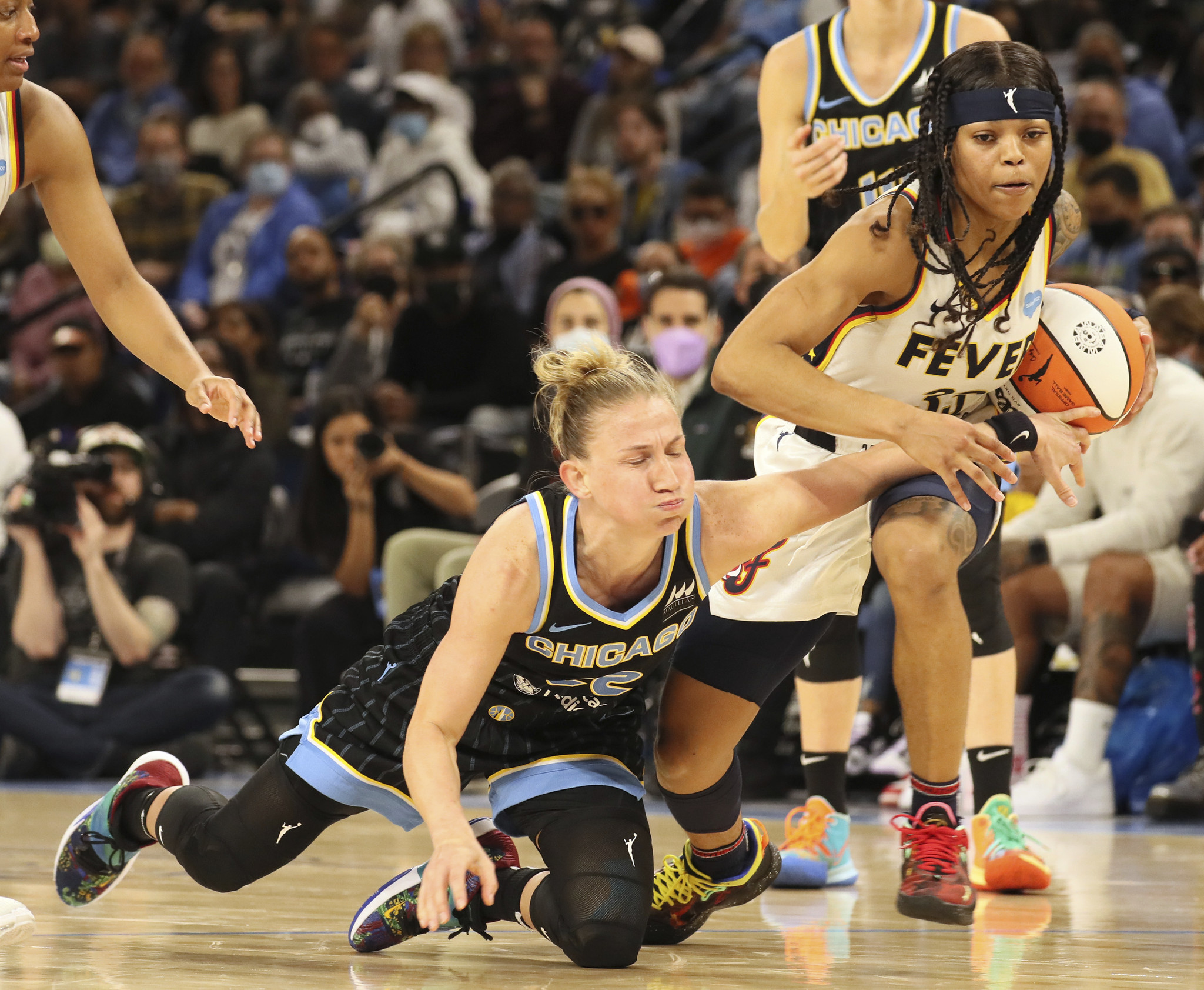 WNBA – Chicago Sky unveil champion banner, receive rings