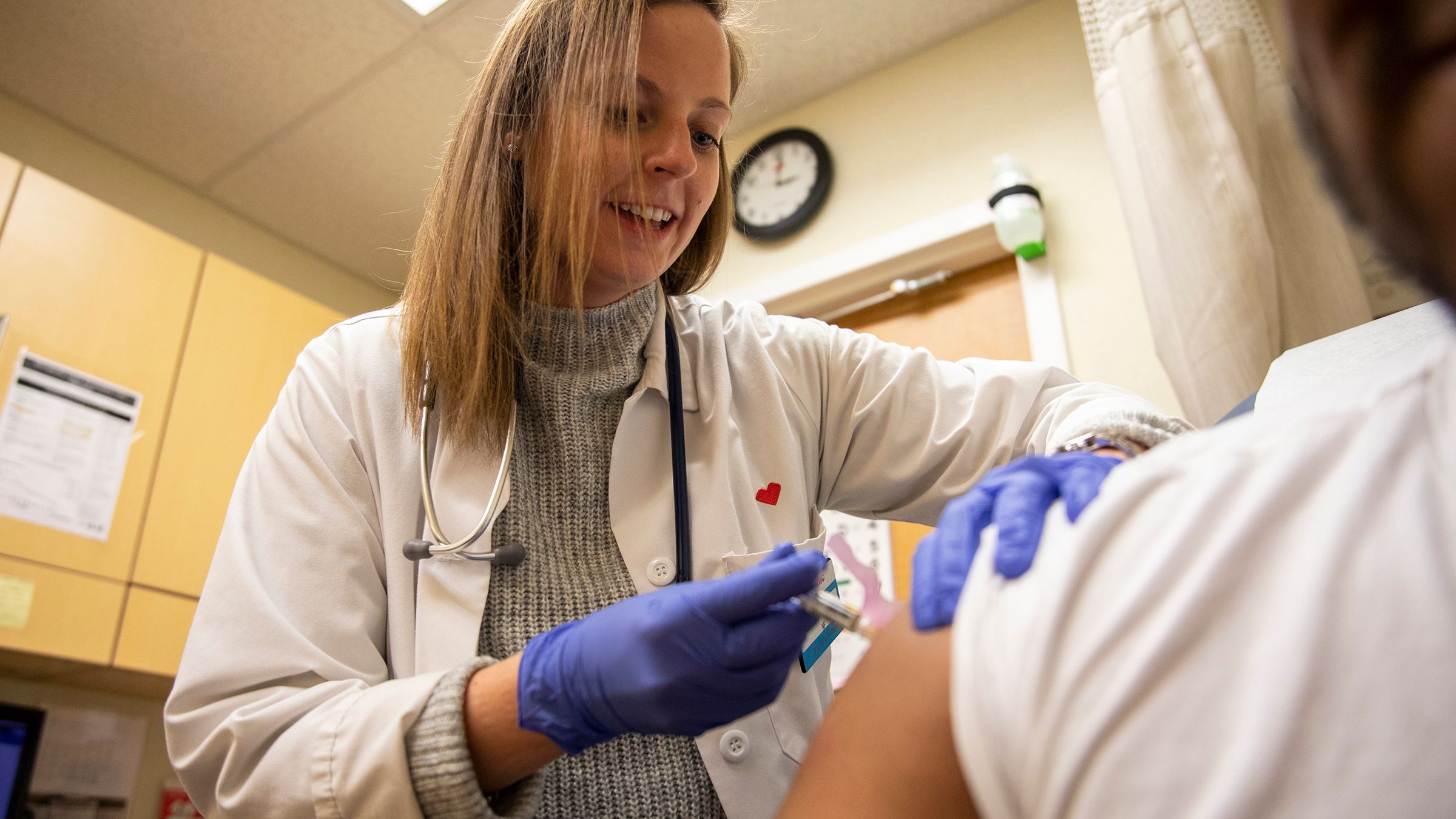 Expertos: Aparte de COVID, no olvidar vacuna contra gripe
