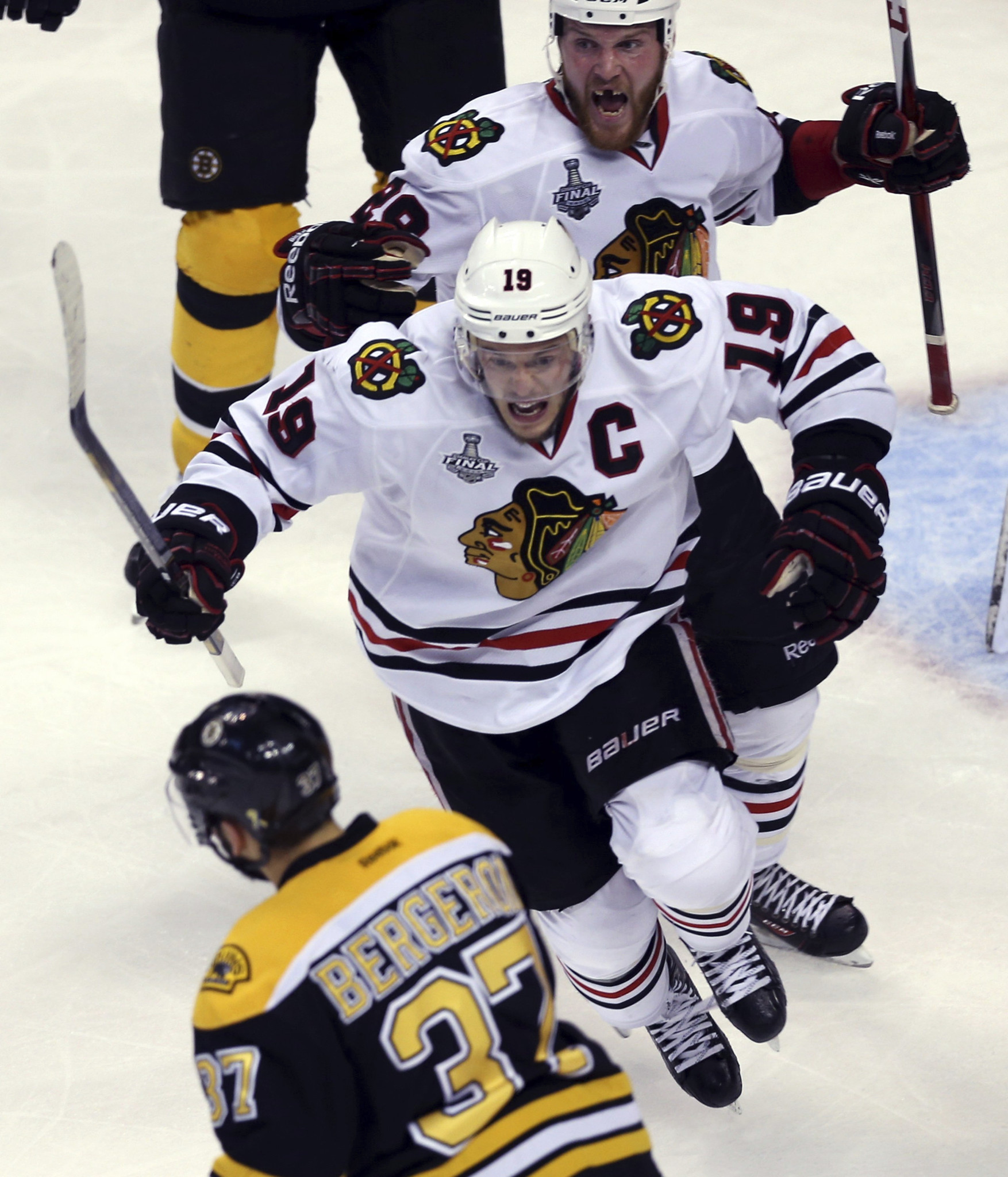Blackhawks, Jonathan Toews outlast Oilers, Duncan Keith in throwback game -  Chicago Sun-Times