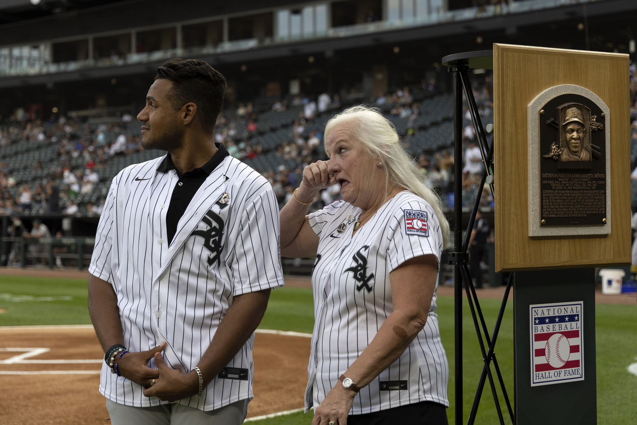 Soldier is honored in front of thousands at Chicago White Sox home
