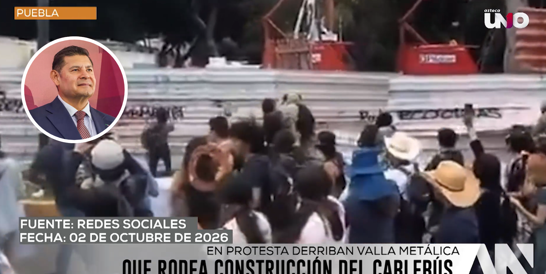 Estalla manifestación contra el cablebús que Alejandro Armenta quiere imponer en Puebla: manifestantes DERRIBAN valla metálica que delimita la obra en el CENHCH