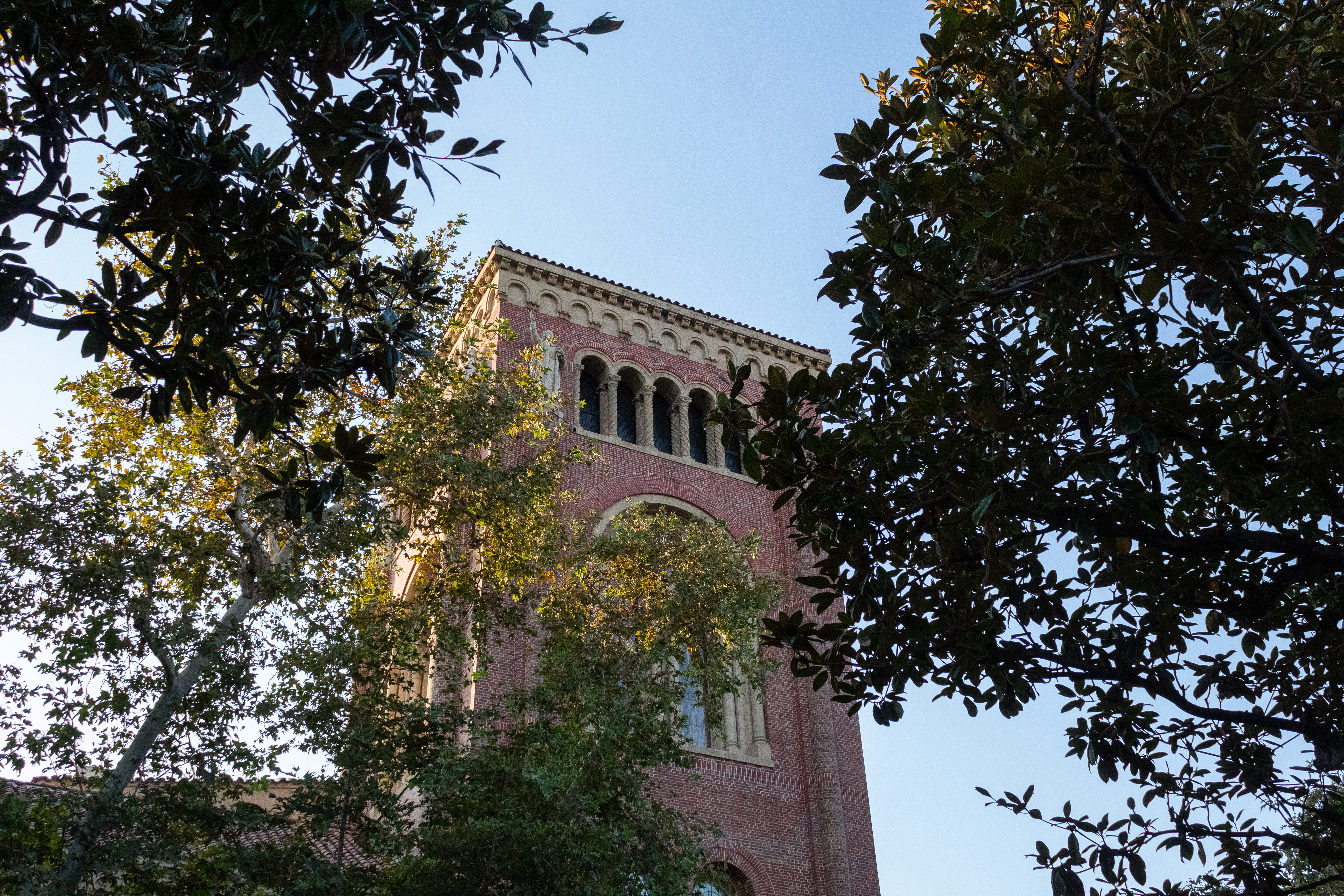 Former senior investigator sues USC for discrimination and retaliation