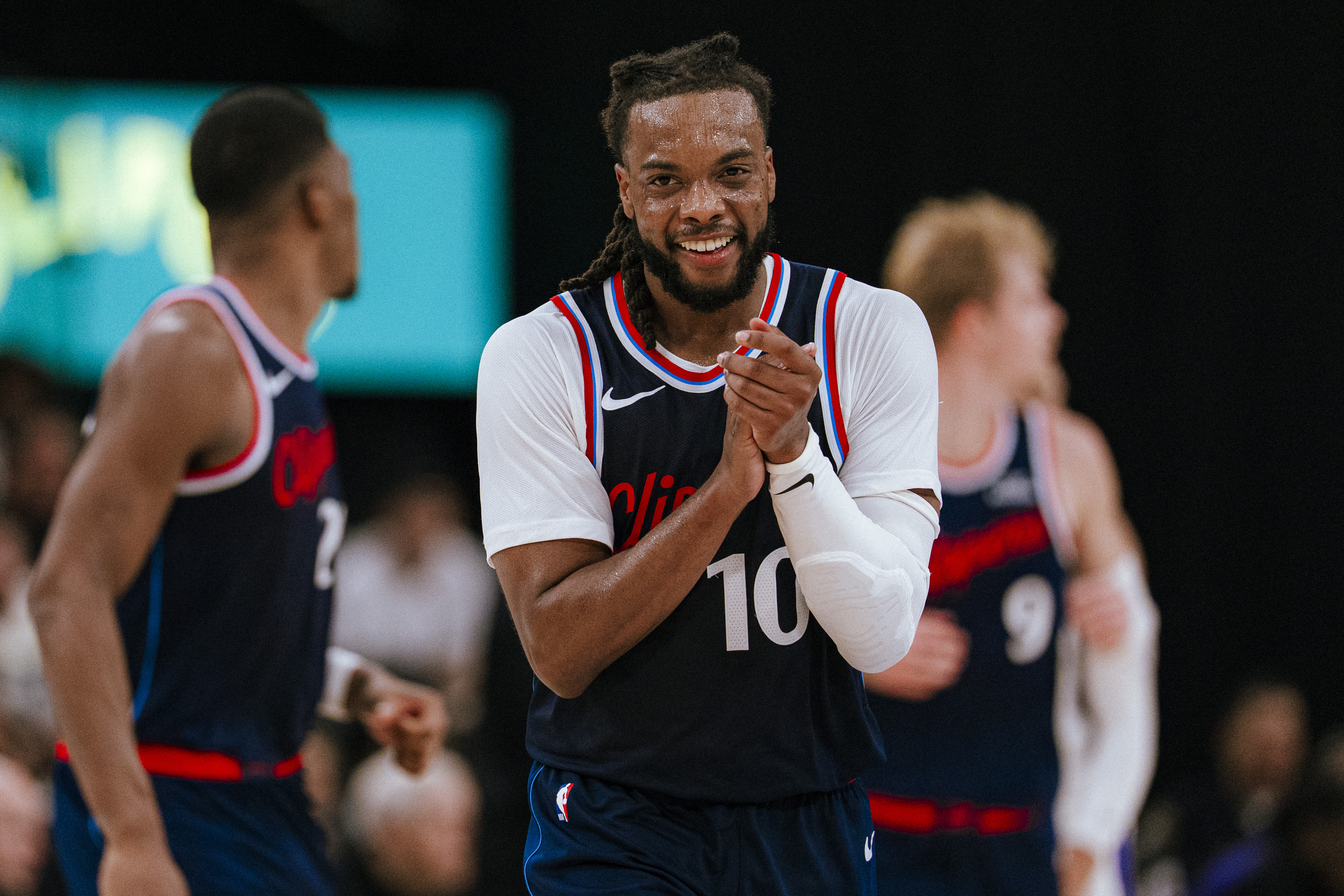 Clippers sail past Kings in season opener