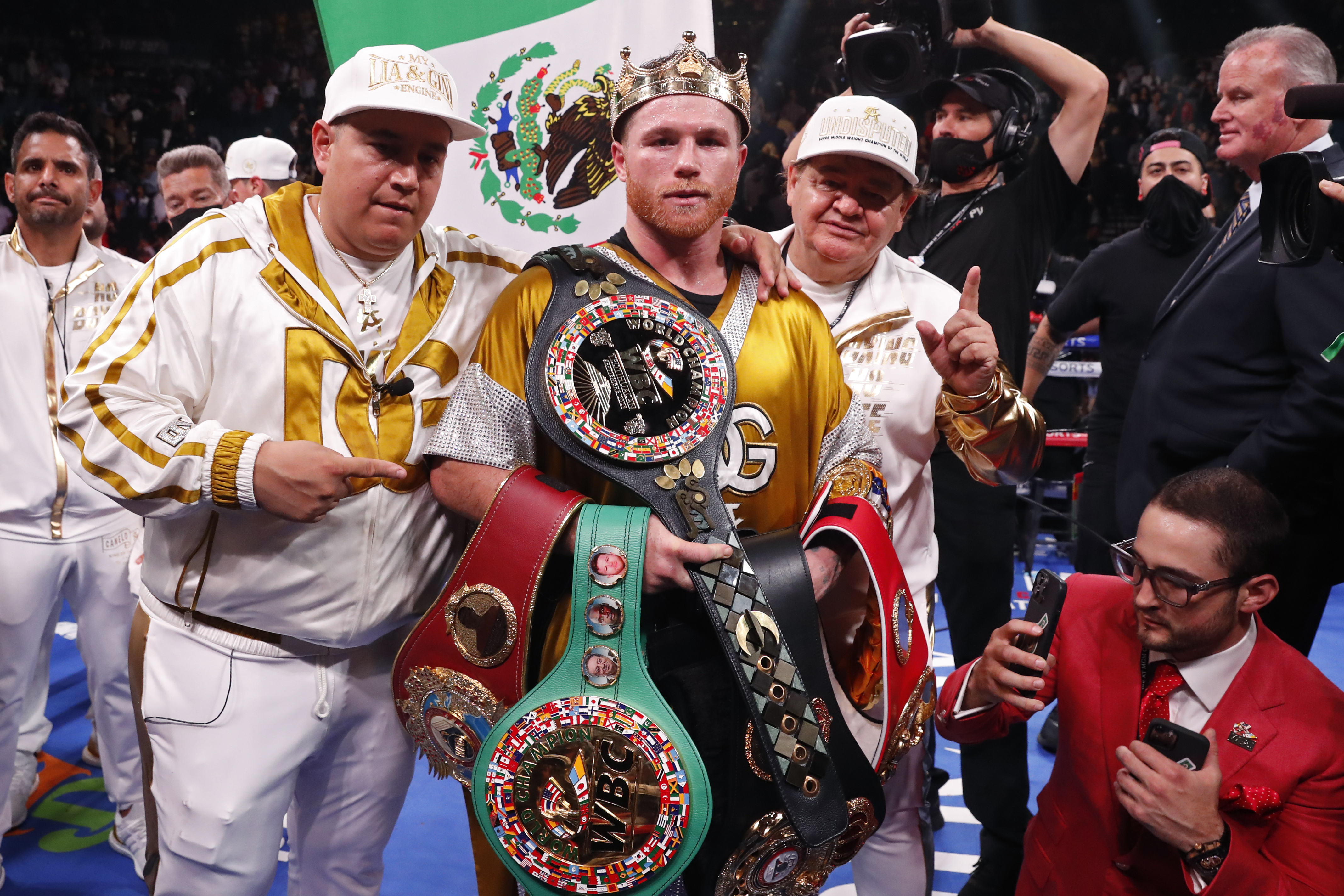 Canelo shines in a unanimous decision win against Charlo