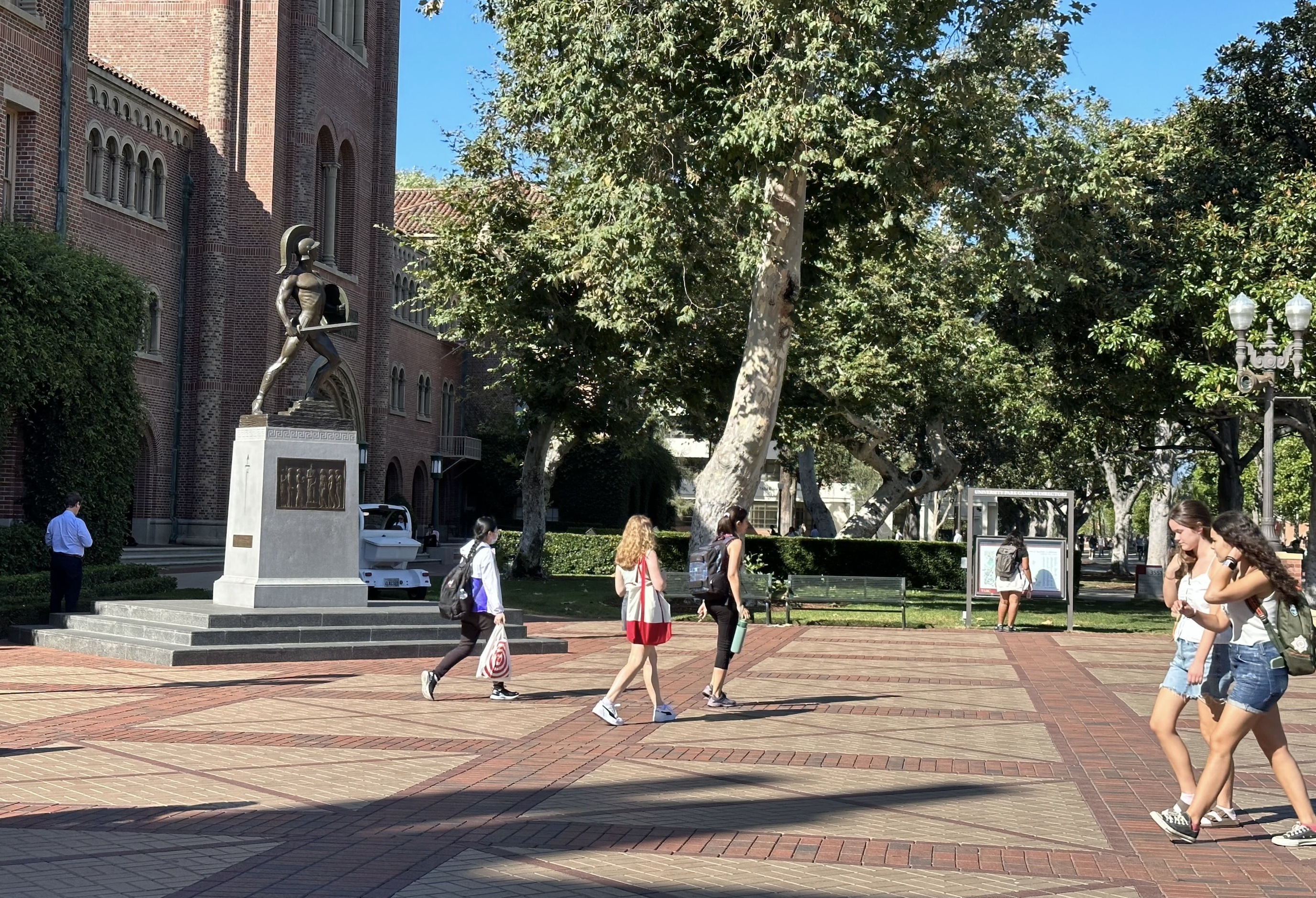 USC community members react to temporary lift on Trump’s White House press ban